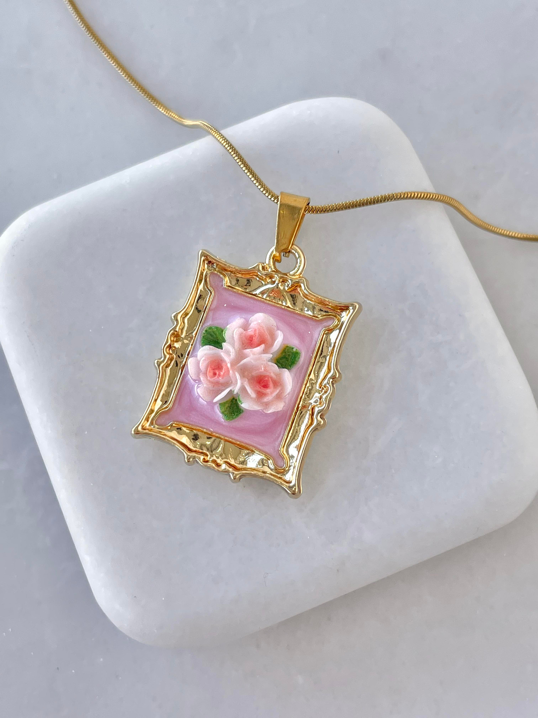 Çelik Mineli Gül Kare Çerçeve Kolye