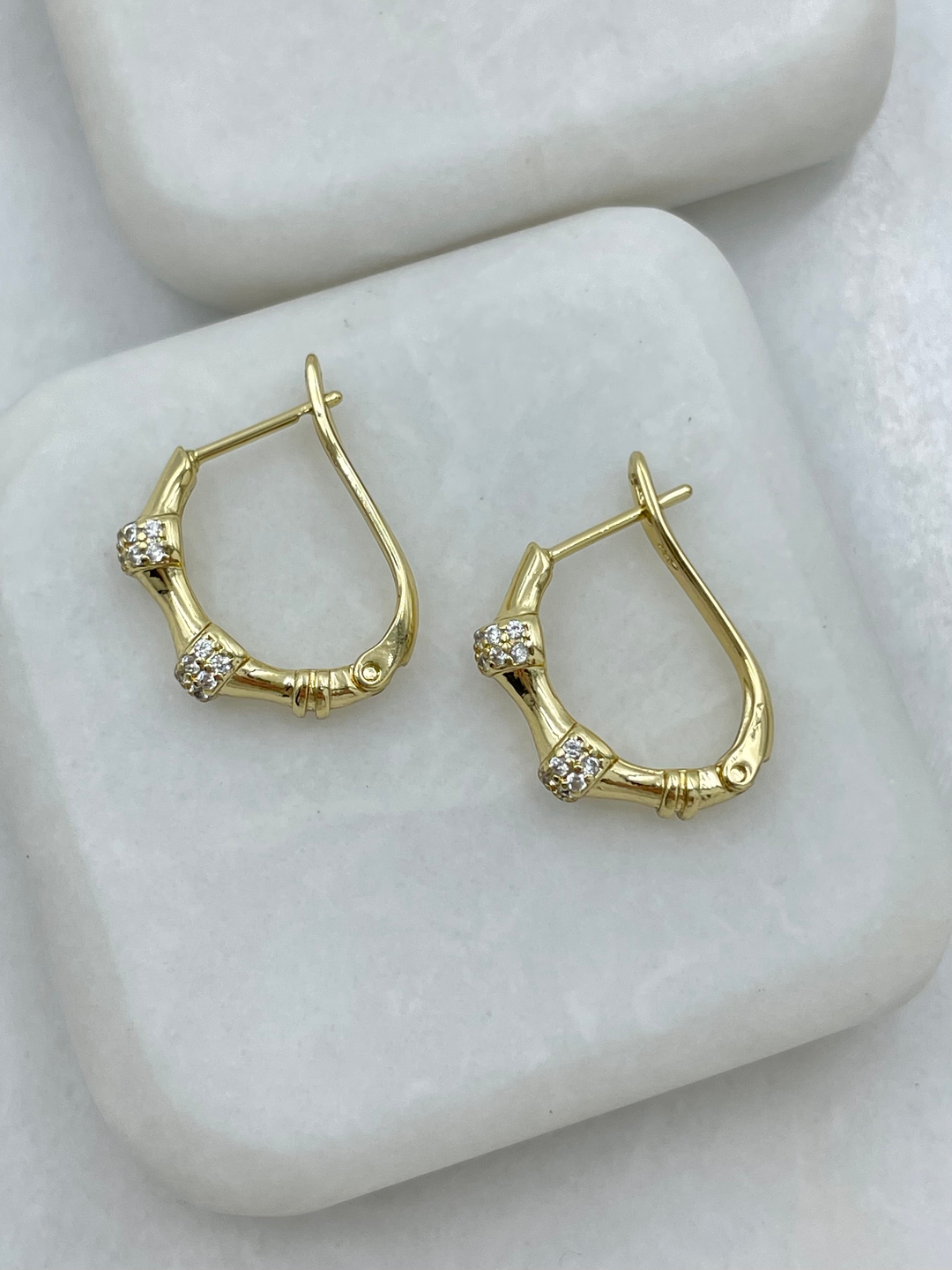 Özel Seri Gömme Taşlı Kemik Model Bombeli U Küpe Gold