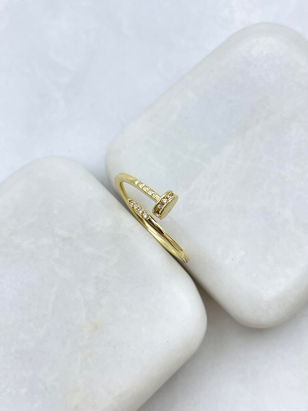 Altın Kaplama Gömme Taşlı ve Desenli Çivi Yüzük Gold