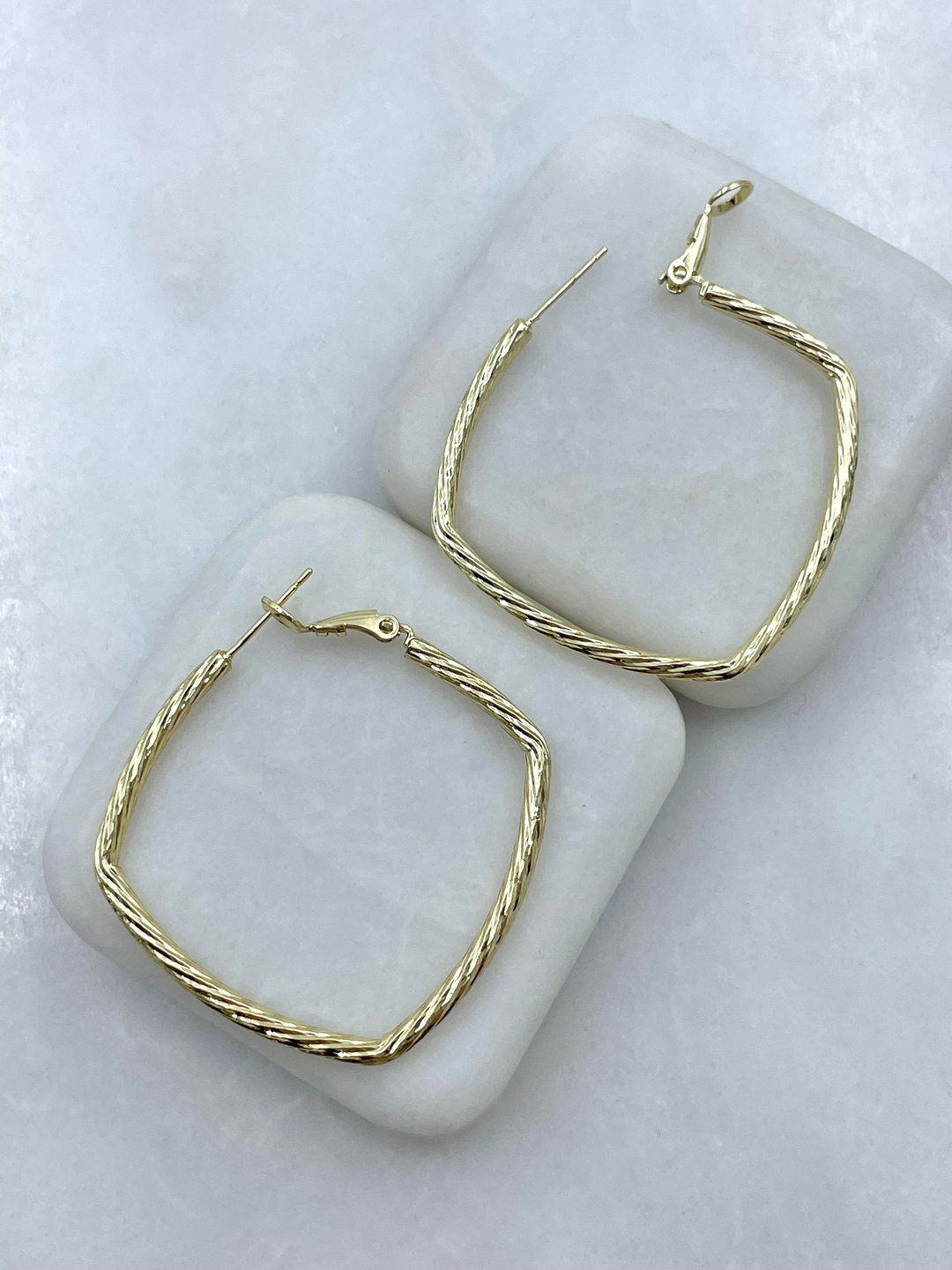 Altın Kaplama Burgu Model Kare Küpe Gold