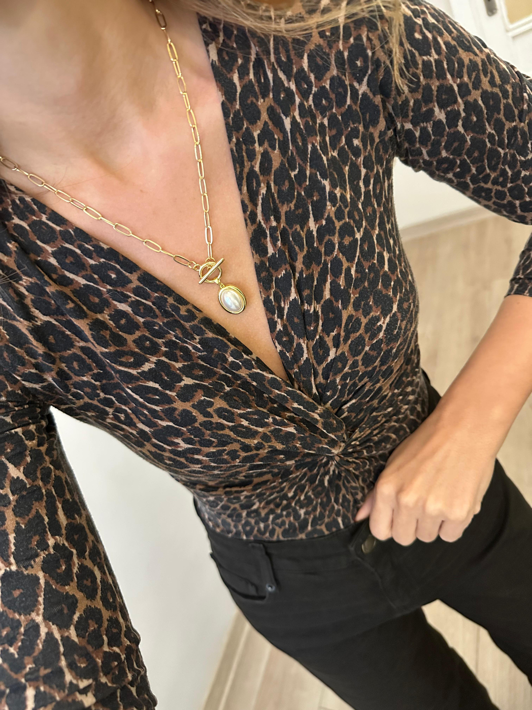 Altın Kaplama Oval İnci Önden Kilit Kolye Gold