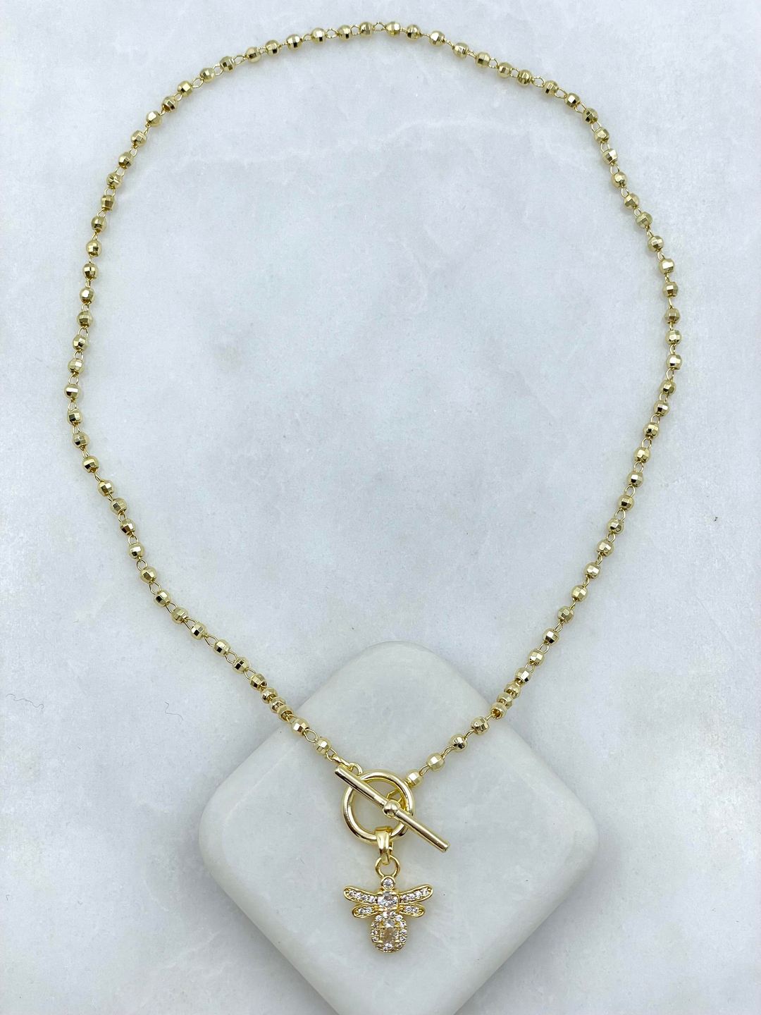 Altın Kaplama Arı Sallantılı Önden Kilit Kolye Gold