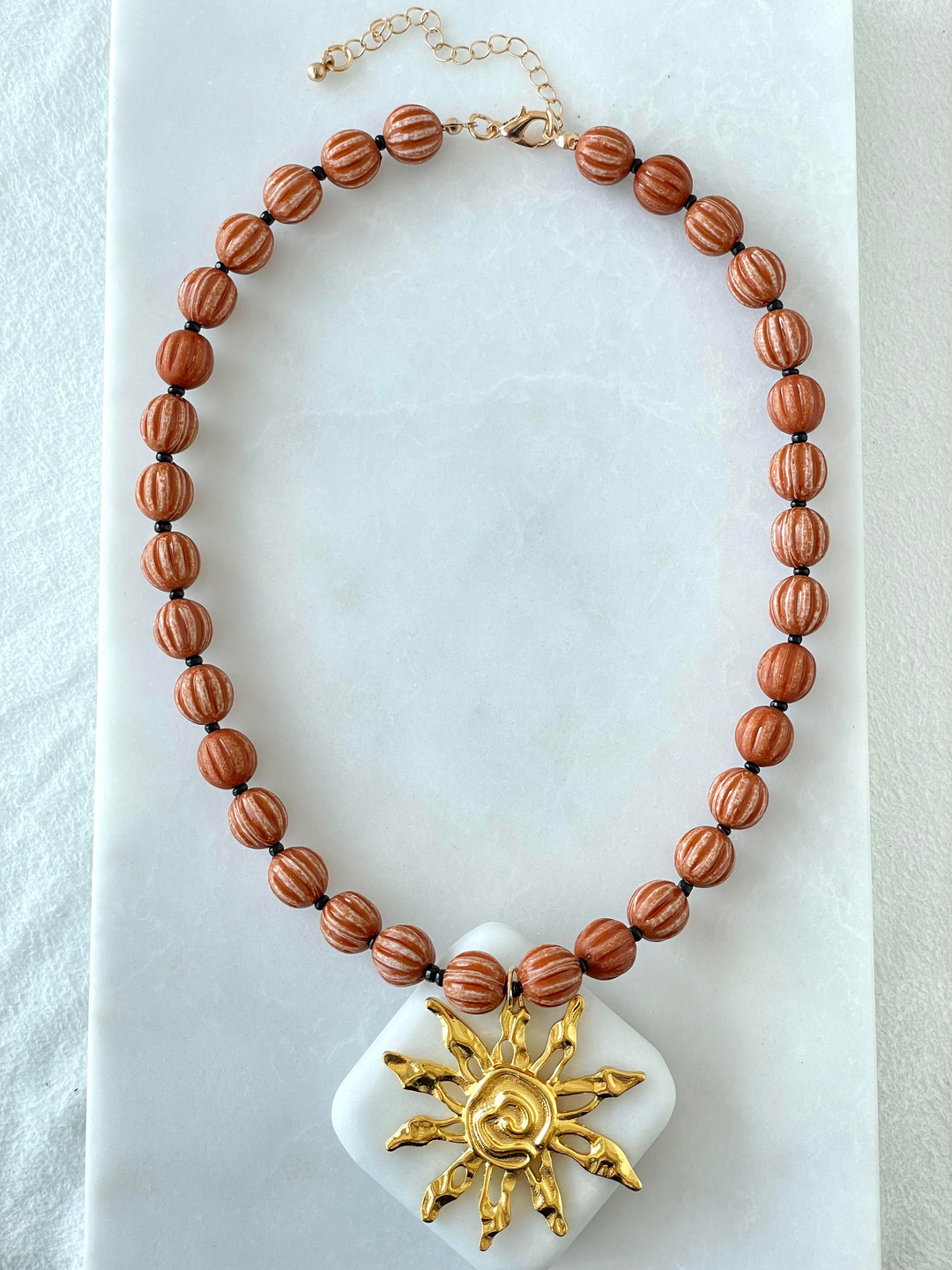 Güneş Madalyon Sallantılı Kolye Kahverengi Gold