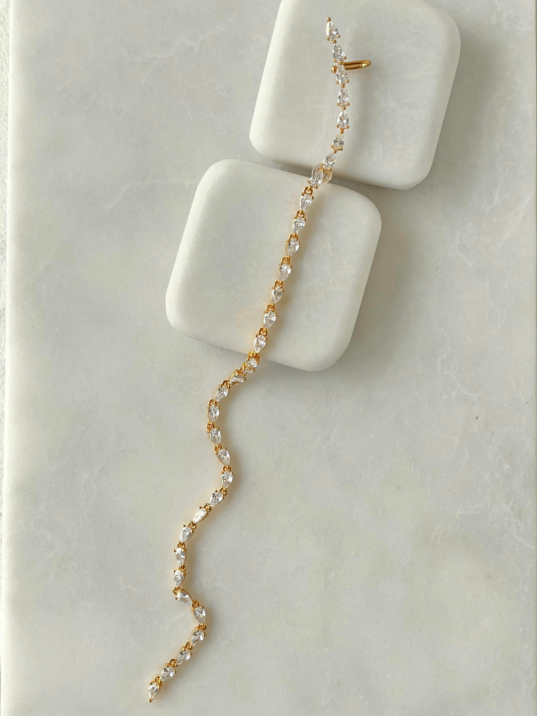 Özel Seri Damla Kristal Sallantılı Kıkırdak Küpe Gold