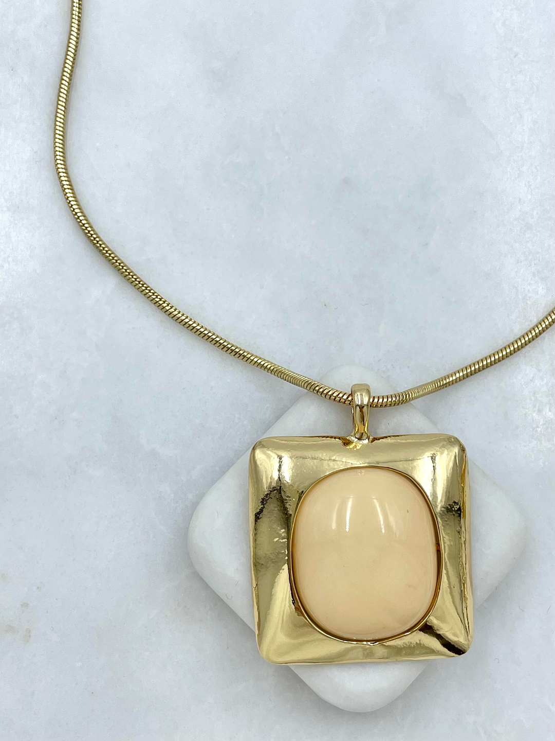 Altın Kaplama Gold Çerçeveli Doğal Taş Vintage Kolye Ekru