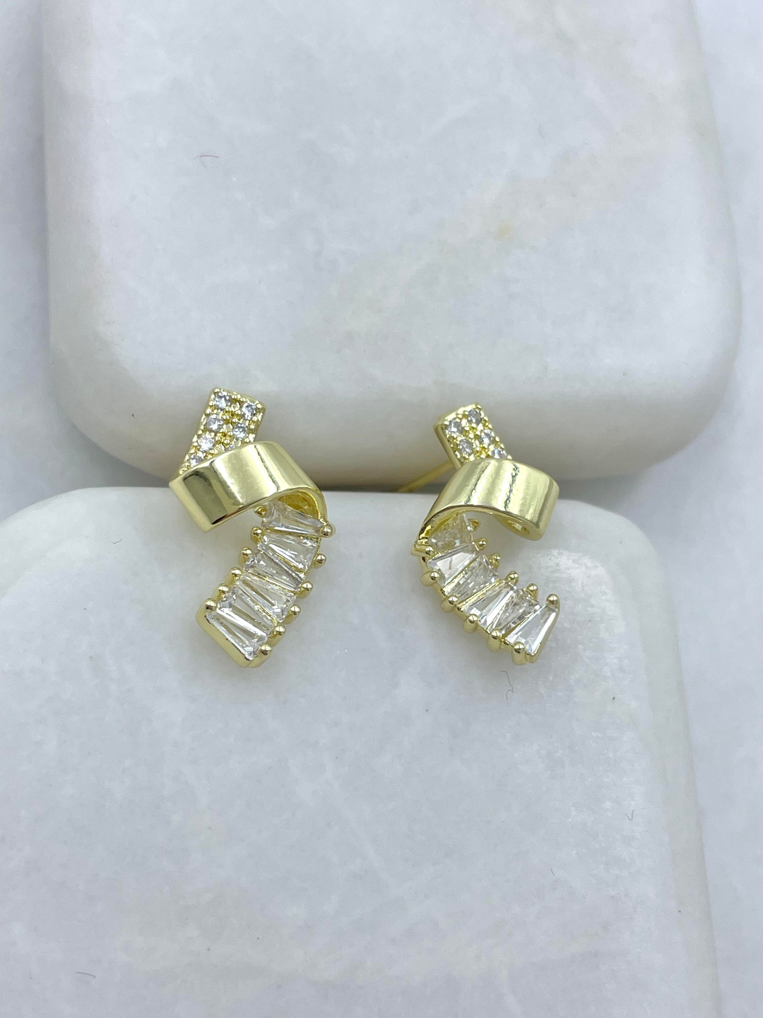 Altın Kaplama Baget Taşlı Kıvrım Küpe Gold