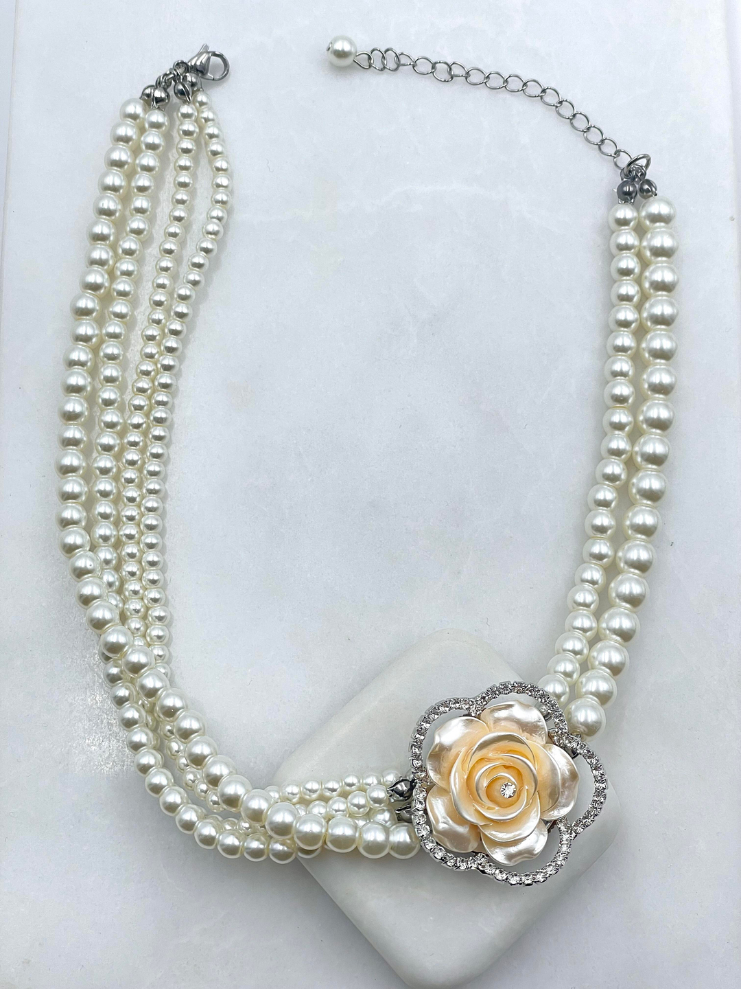 Gömme Taşlı Çiçek Model İnci Kolye Gümüş