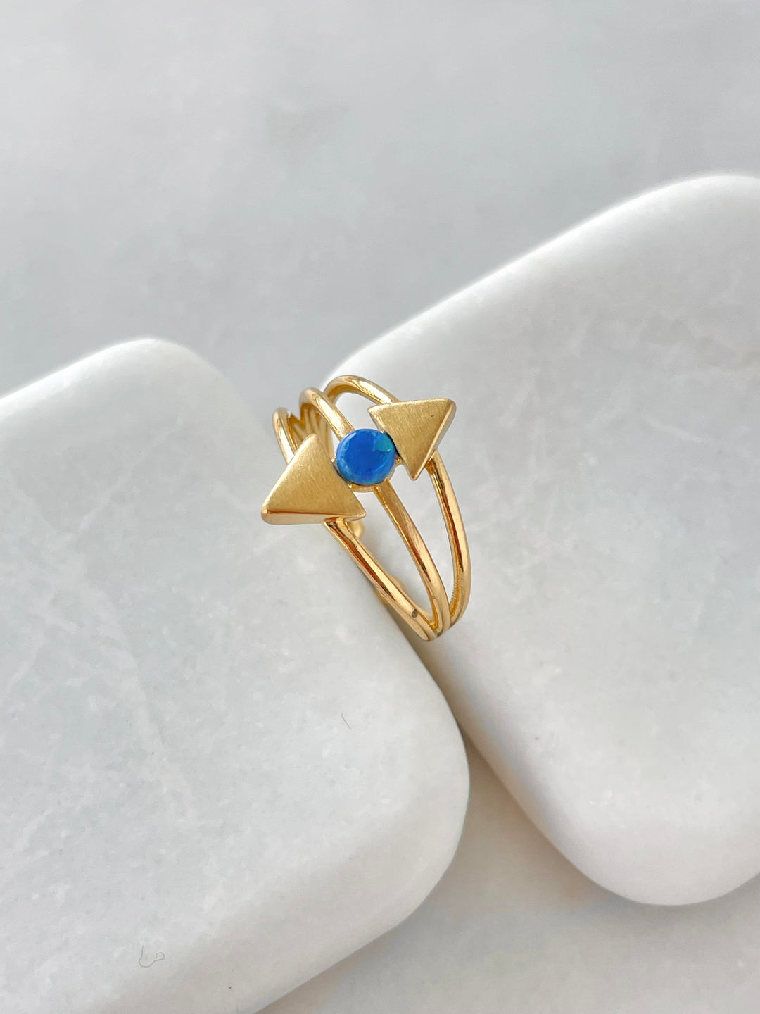 Altın Kaplama Opal Taşlı Üçgen Yüzük Lacivert