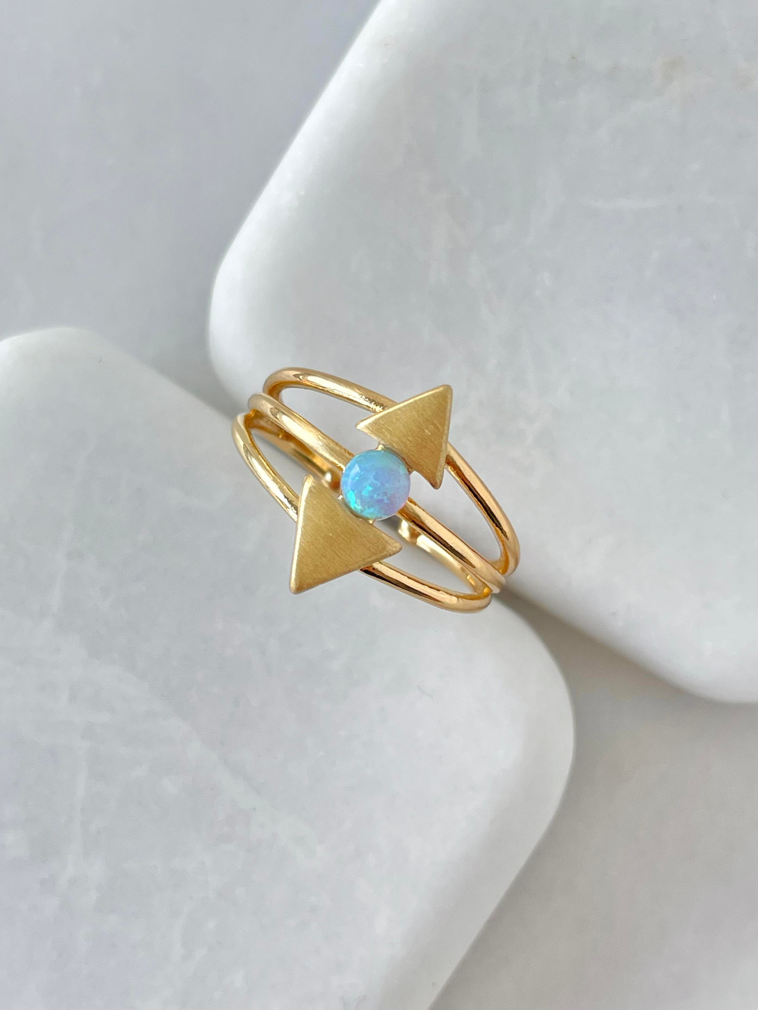 Altın Kaplama Opal Taşlı Üçgen Yüzük Mavi