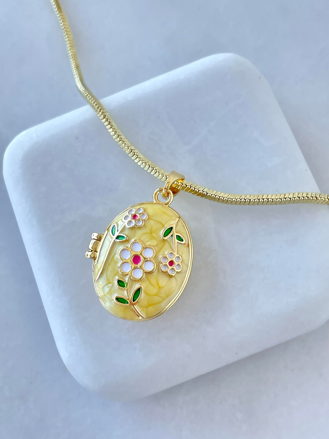 Altın Kaplama Mineli Kapaklı Üçlü Çiçek Model Kolye Sarı