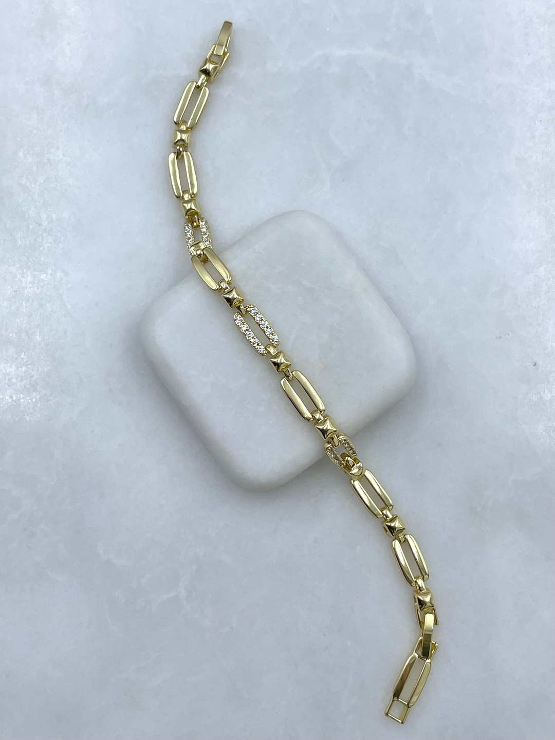 Altın Kaplama Gömme Taşlı Küp ve Ataç Zincir Bileklik Gold