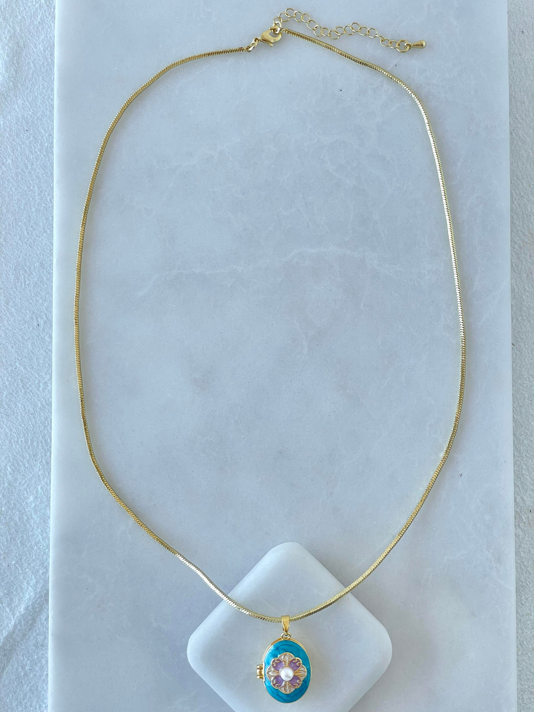 Altın Kaplama İncili Çiçek Model Kapaklı Kolye Mavi