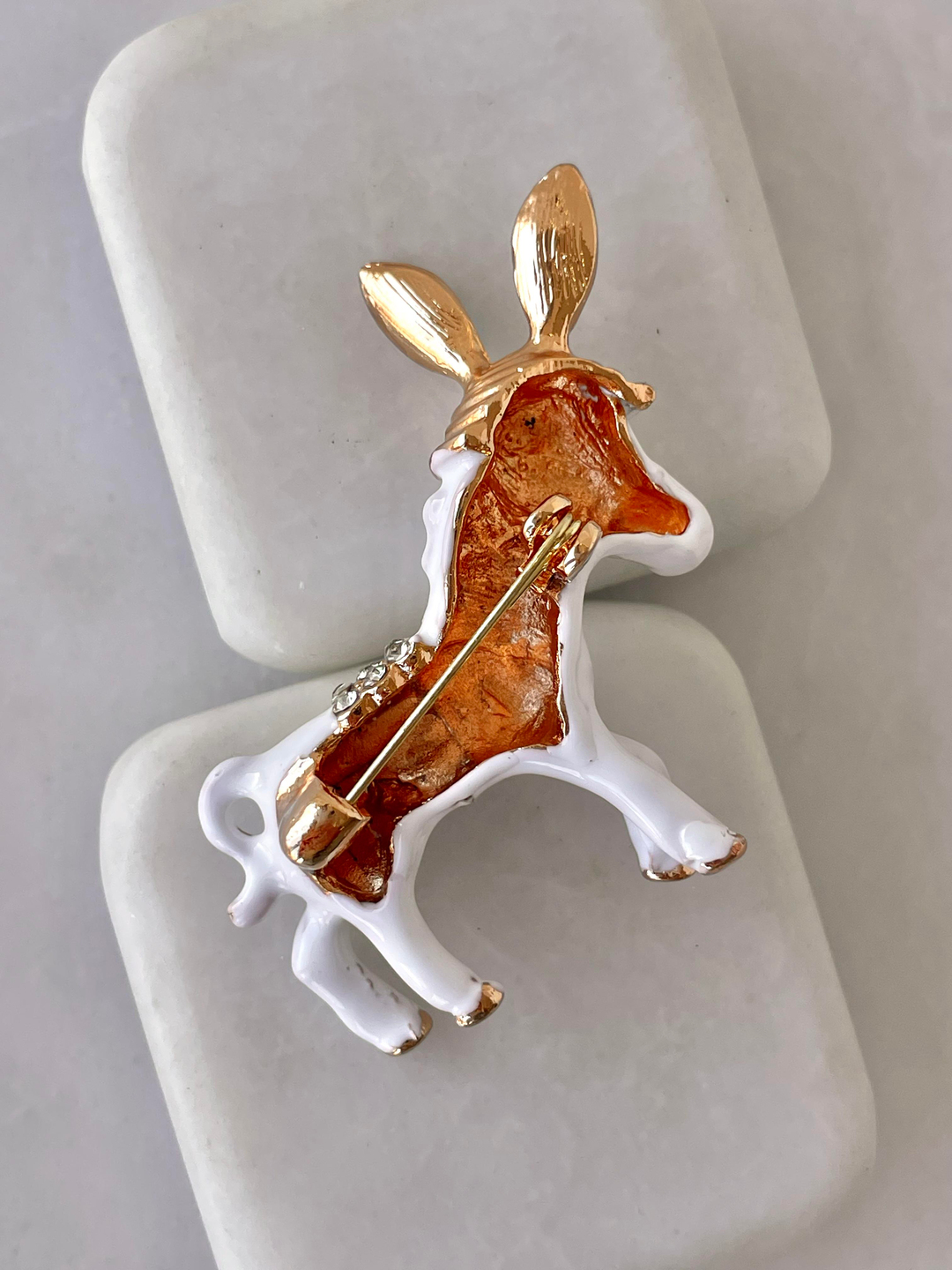 Gömme Taşlı Eşek Broş Beyaz