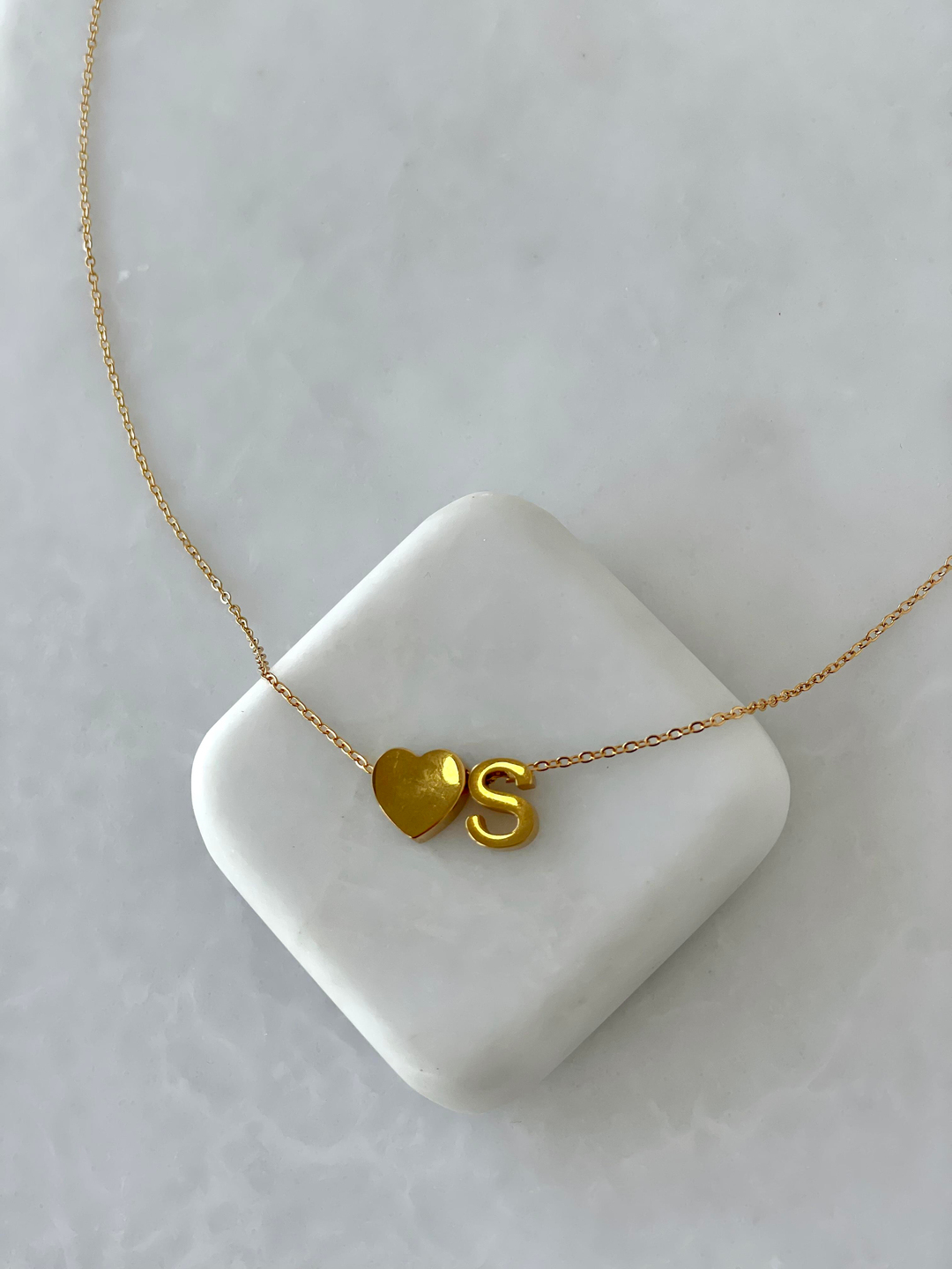Çelik Kalpli Harf Kolye Gold