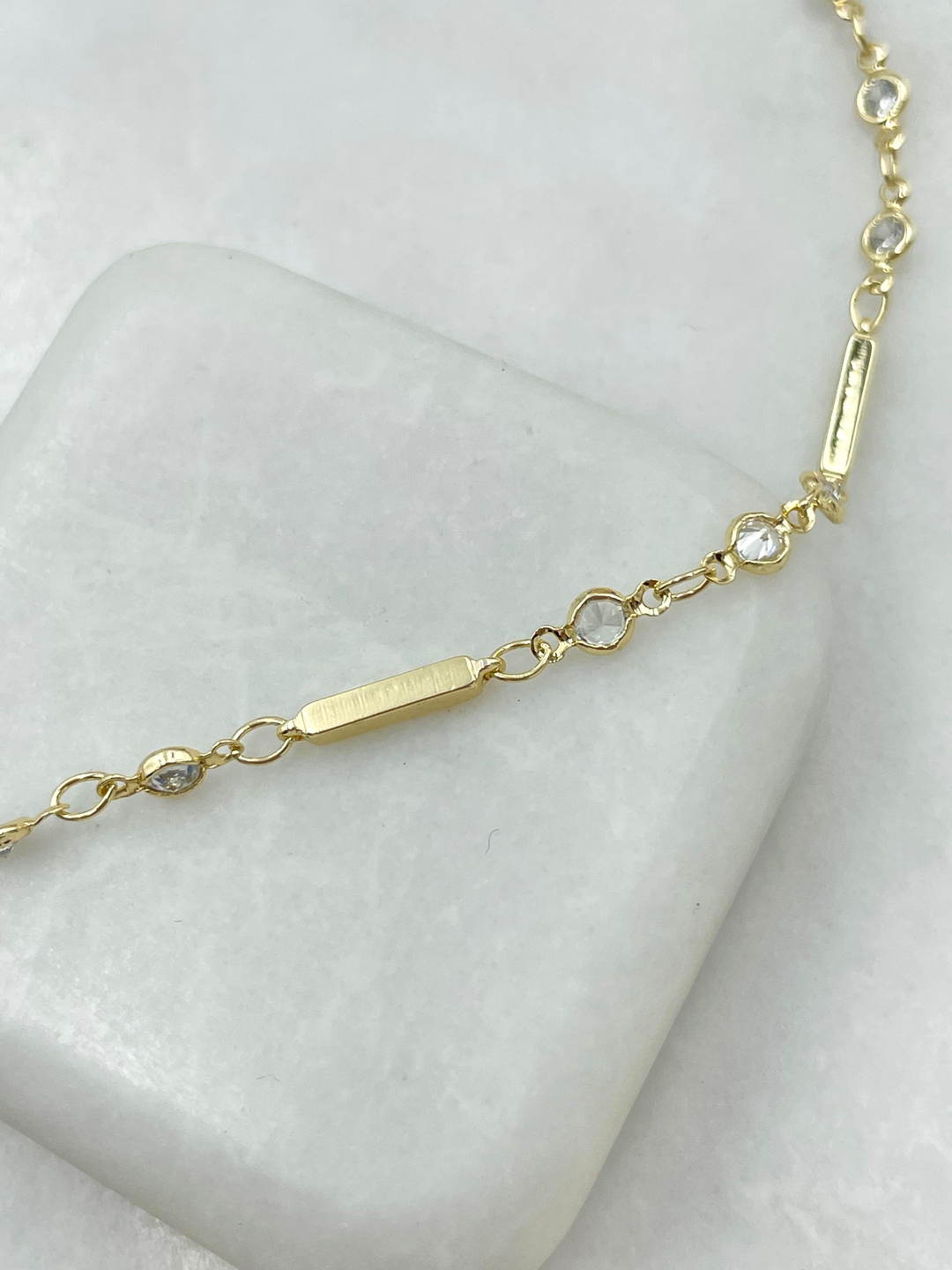 Altın Kaplama Sütun Detaylı Daire Zirkon Taşlı Kolye Gold