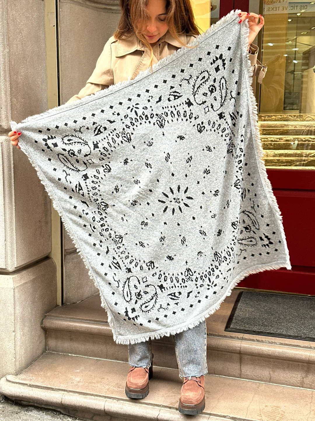 Püsküllü Kare Etnik Şal Gri-Siyah
