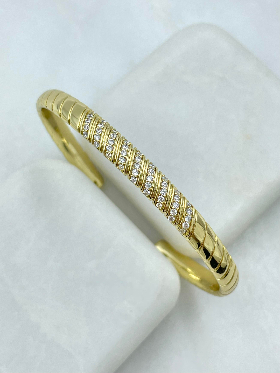 Özel Seri Şeritli Gömme Taşlı Kelepçe Bileklik Gold