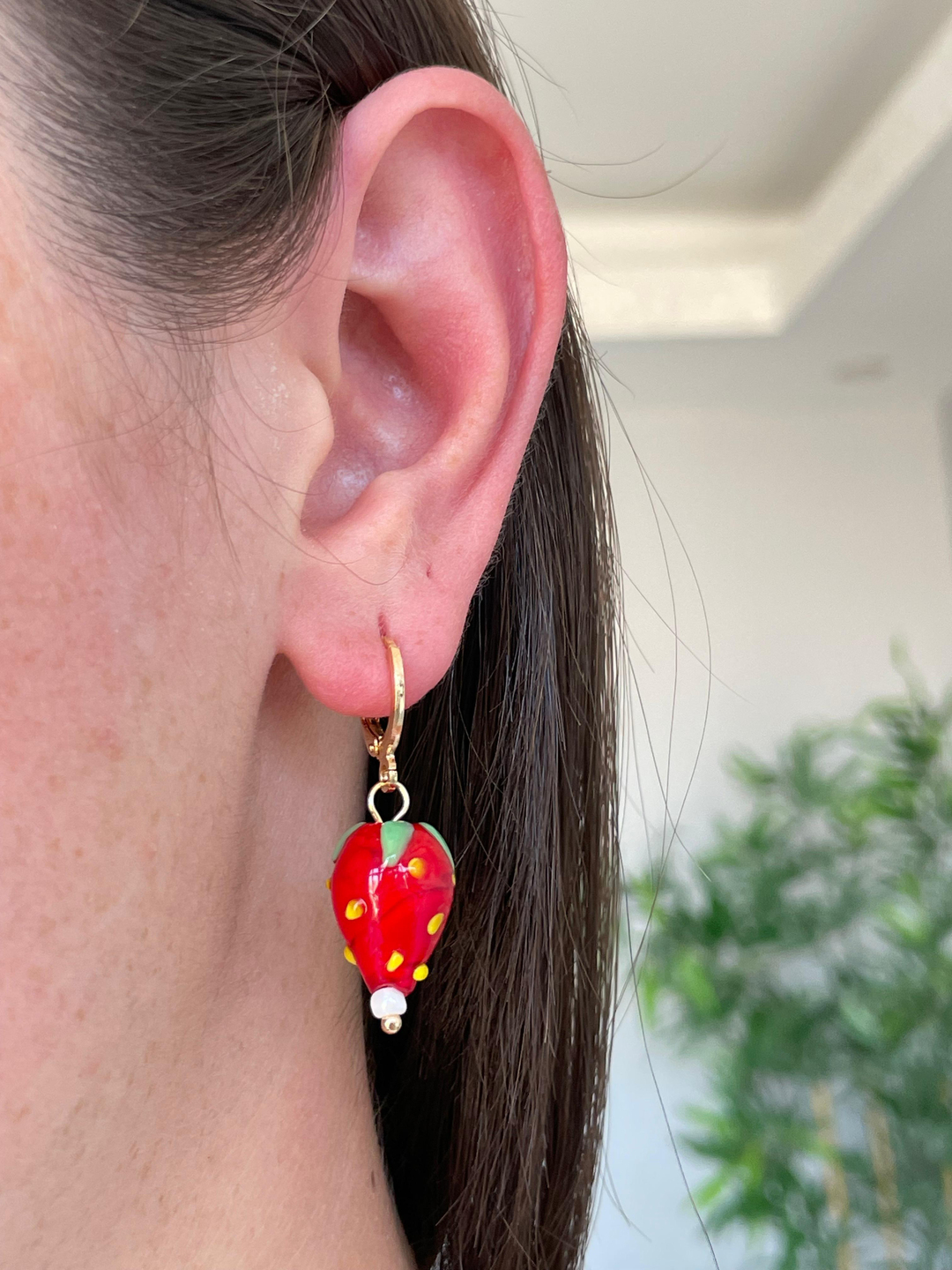 Altın Kaplama Murano Cam Çilek Sallantılı Küpe Gold