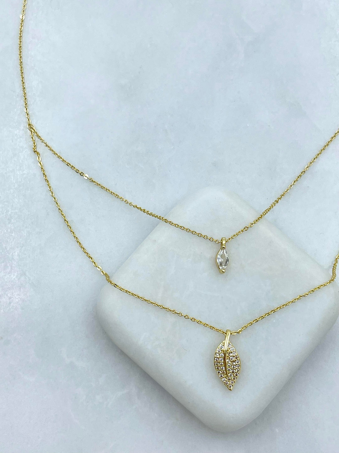 Altın Kaplama Yaprak ve Kristal Taş Sallantılı İkili Kolye Gold