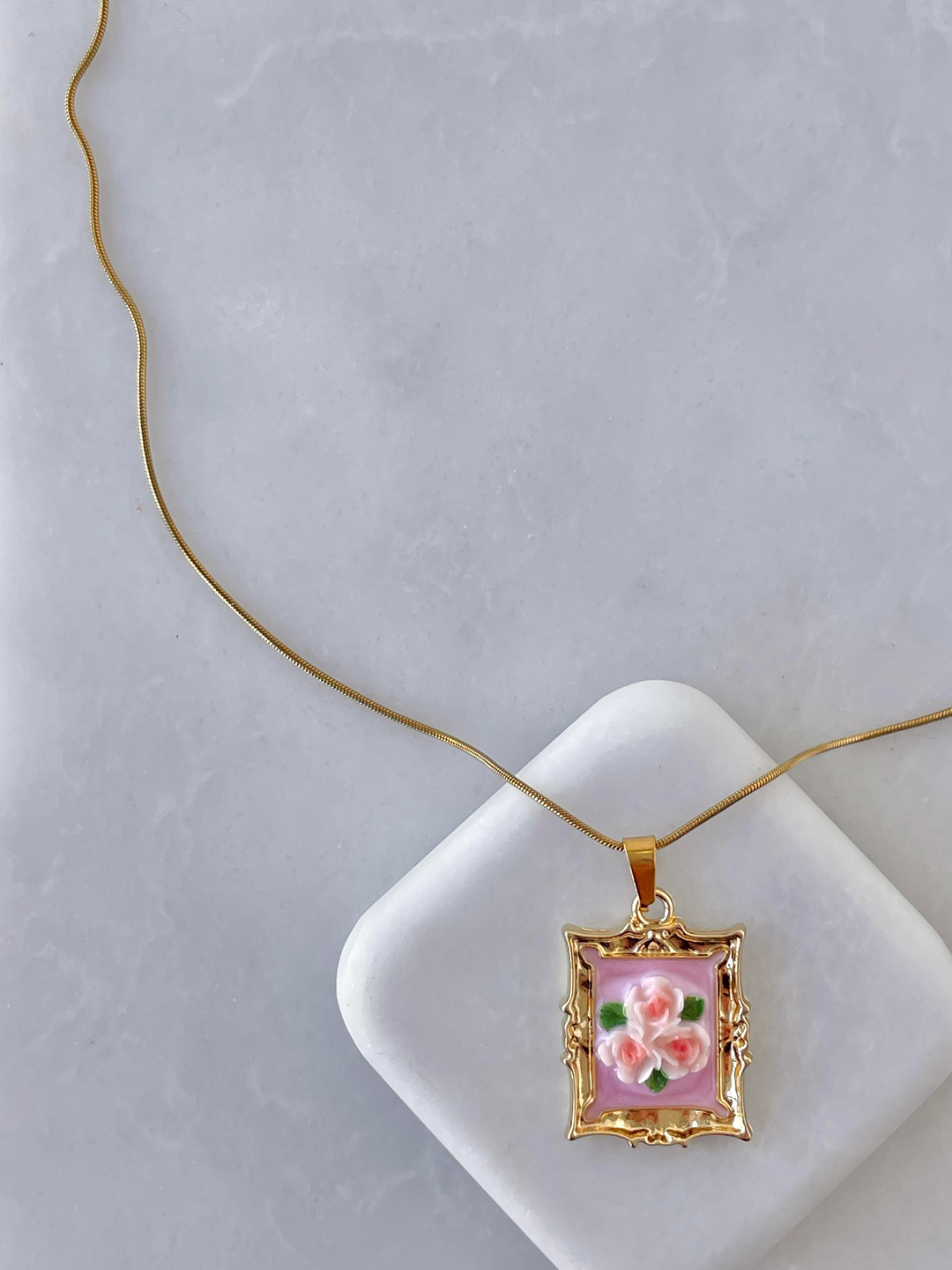 Çelik Mineli Gül Kare Çerçeve Kolye