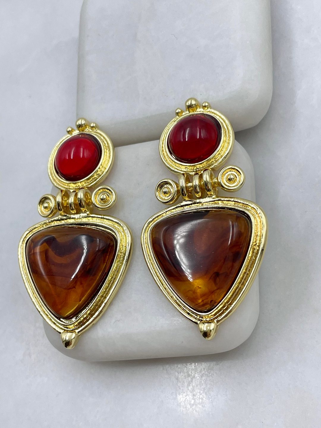 Altın Kaplama Kırmızı Taşlı Üçgen Vintage Küpe Kehribar