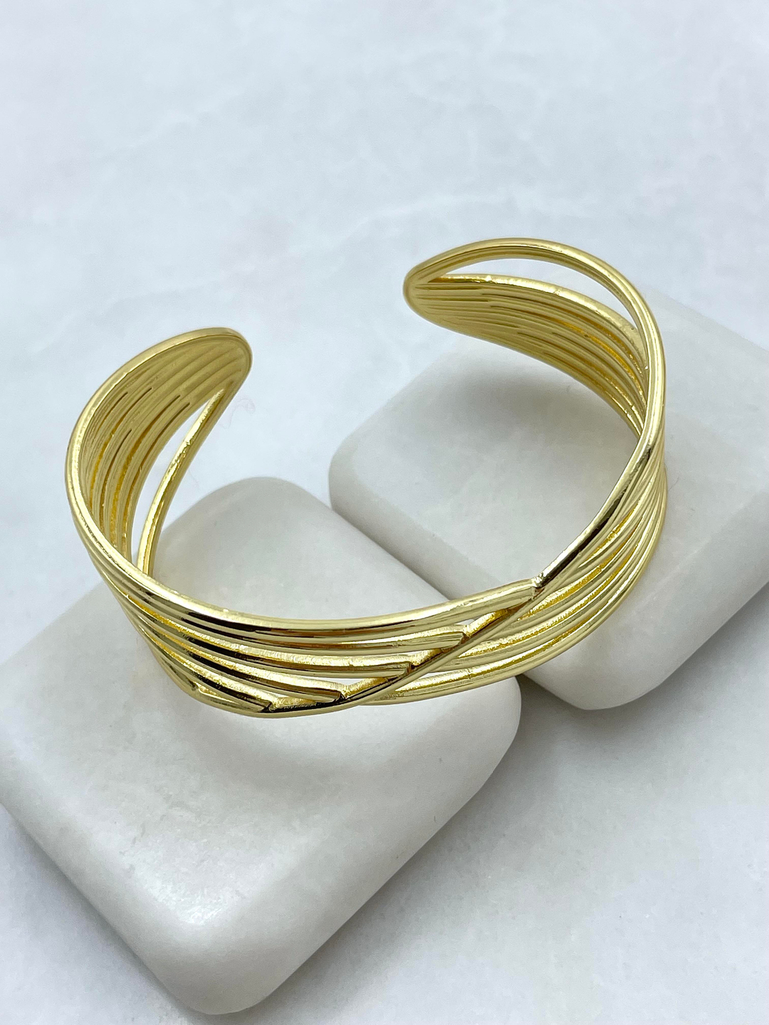 Çelik Çapraz Şerit Geçmeli Kelepçe Bileklik Gold