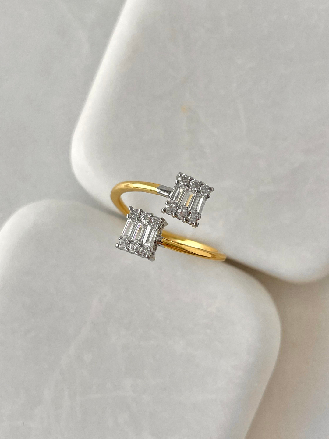 Çelik Çift Renk Baget Taşlı Yüzük Gold