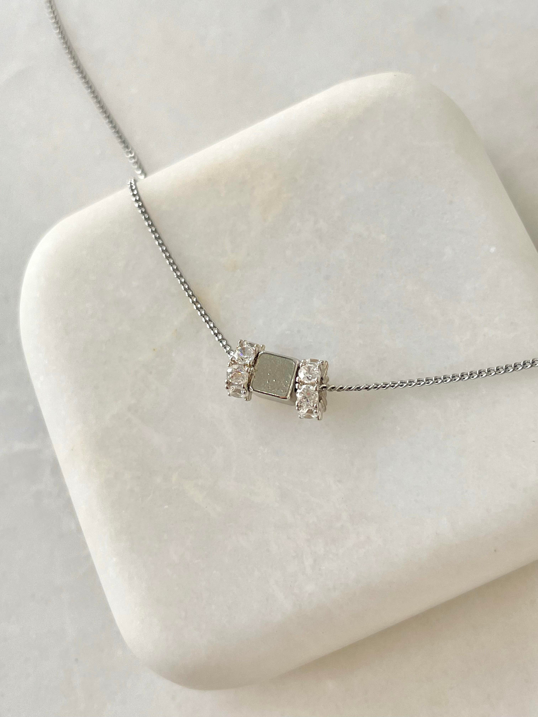 Özel Seri Silindir Kristal Taşlı Zincir Kolye Gümüş