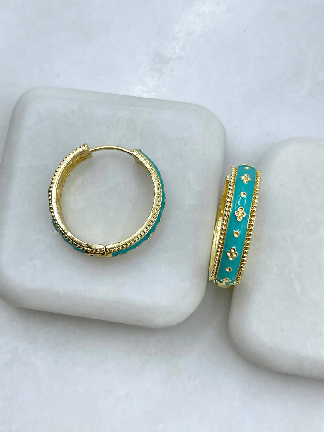 Altın Kaplama Mineli Çiçek Detaylı Halka Küpe Yeşil