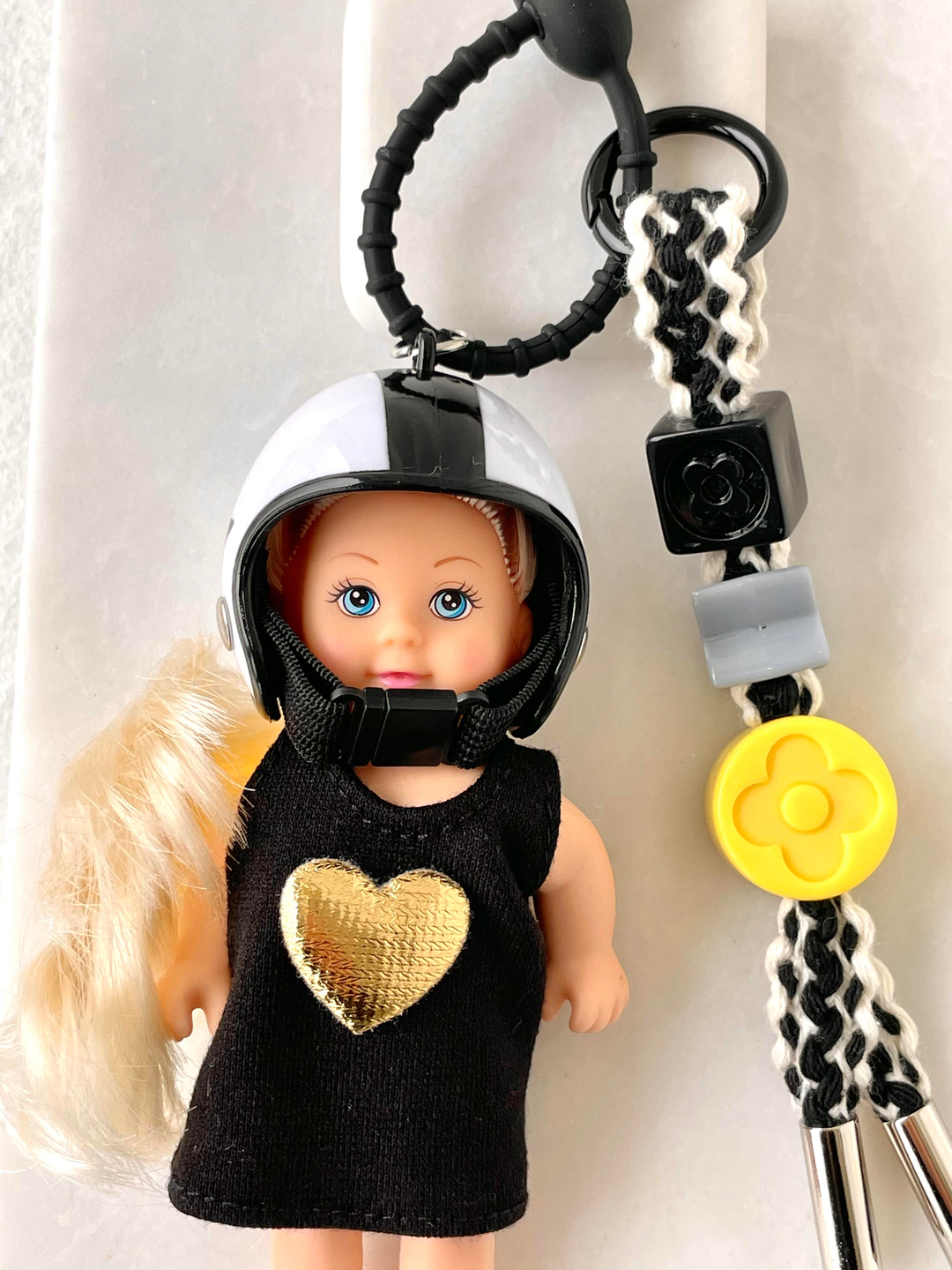 Beyaz Kasklı Bebek Çanta Aksesuarı