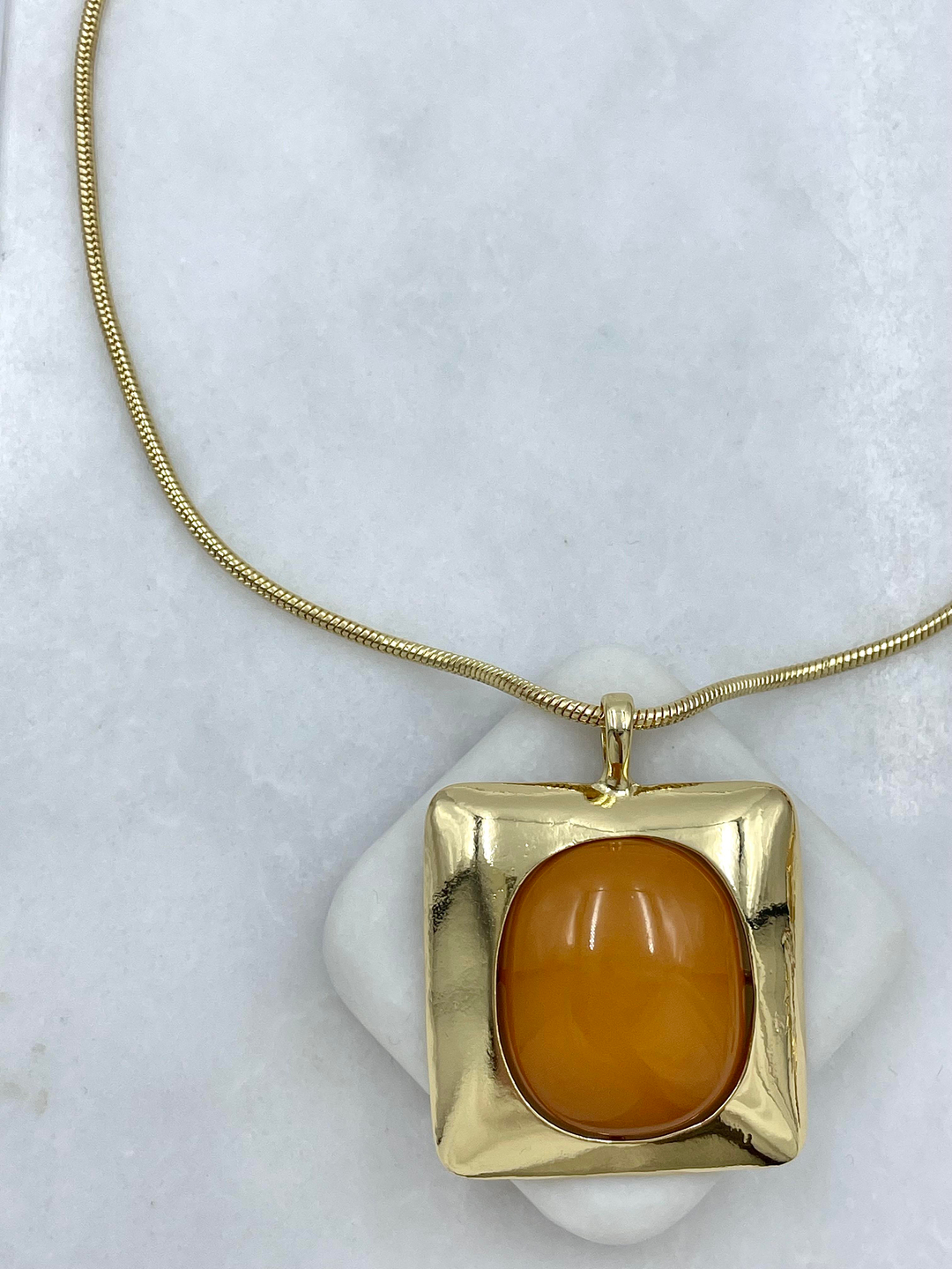 Altın Kaplama Gold Çerçeveli Doğal Taş Vintage Kolye Camel