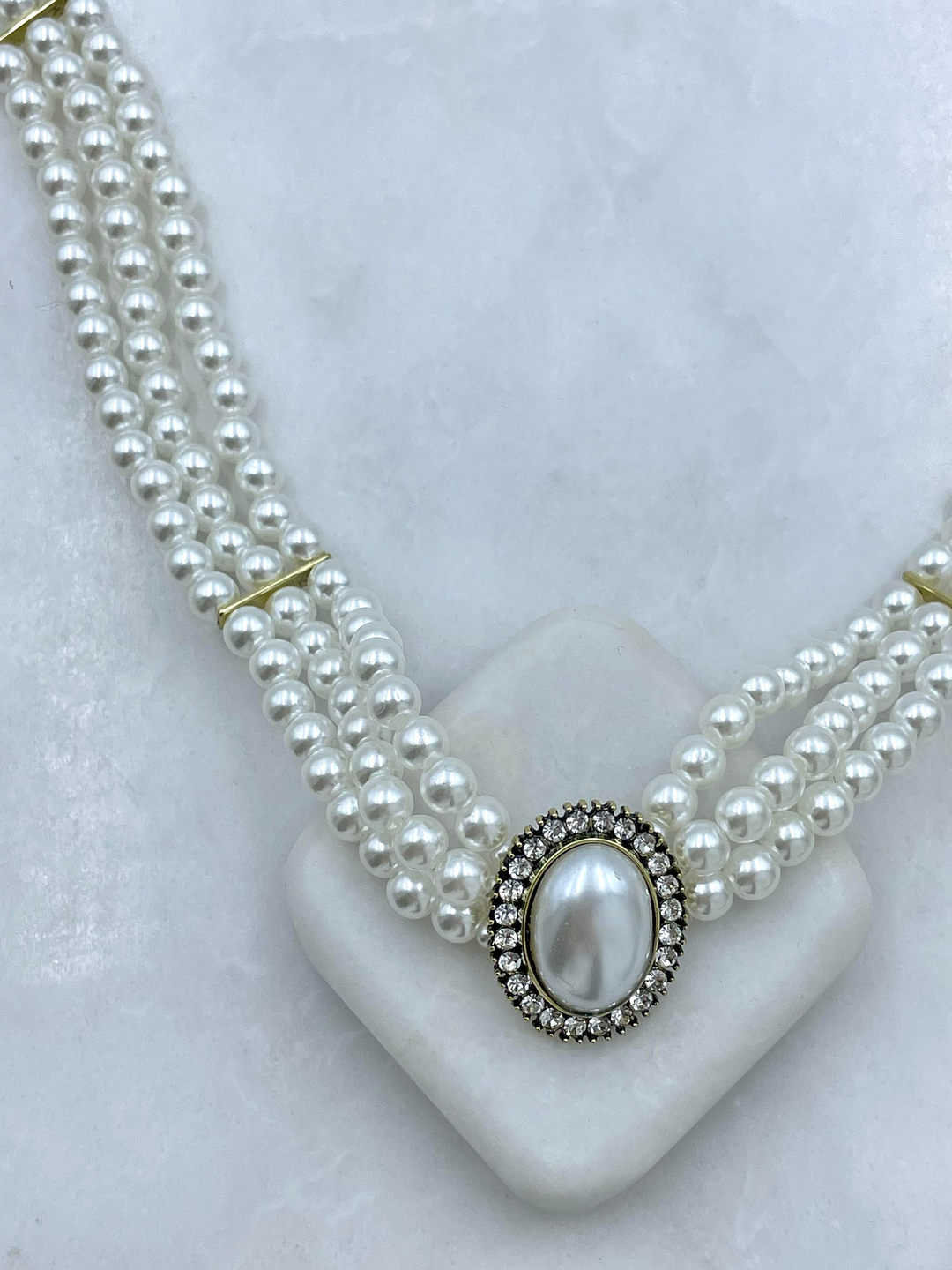 Kristal Taşlı Üç Sıra İnci Choker Kolye Beyaz