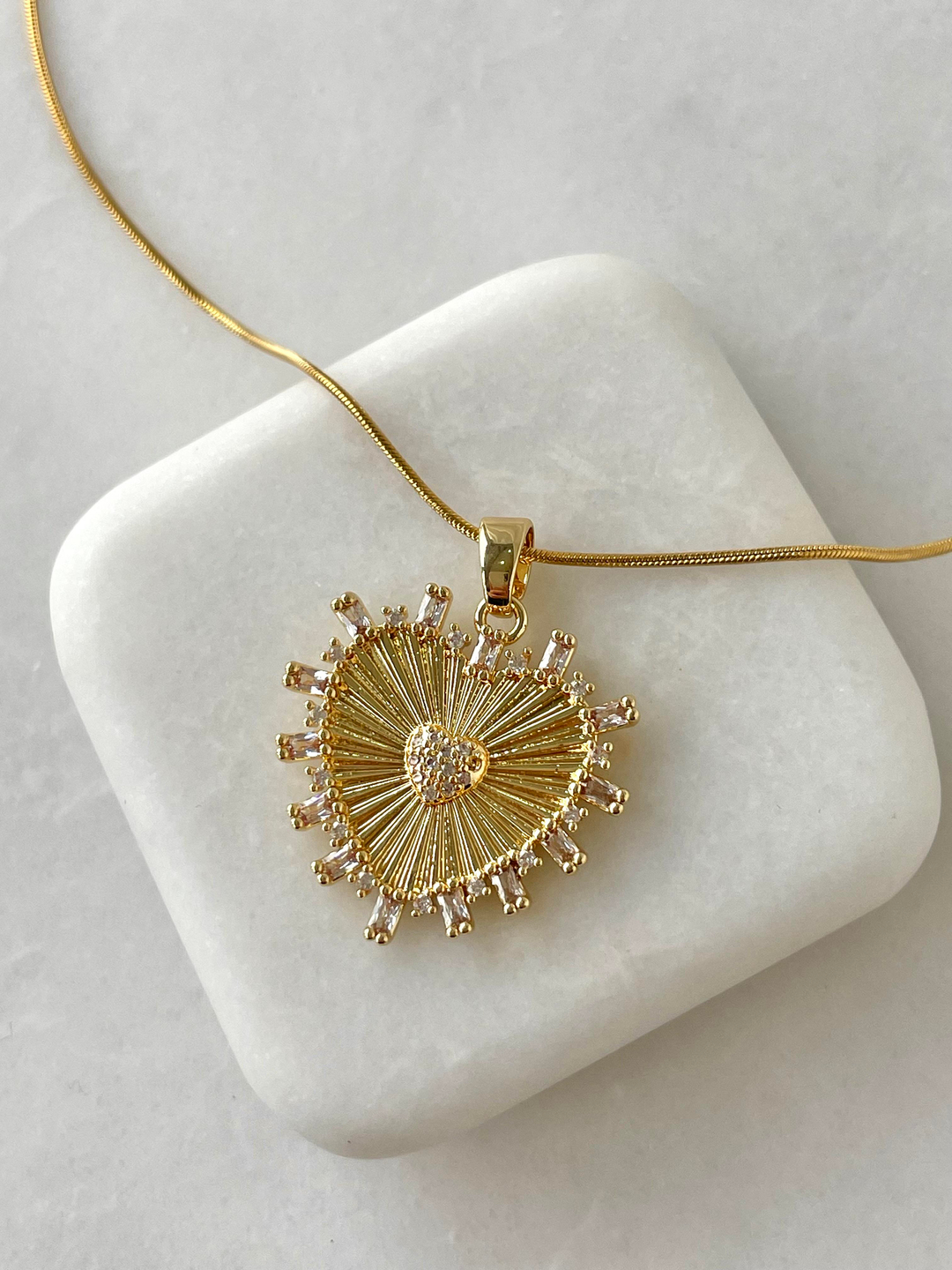 Çelik Kristal Taşlı Lazer Kesim Kalp Kolye Gold