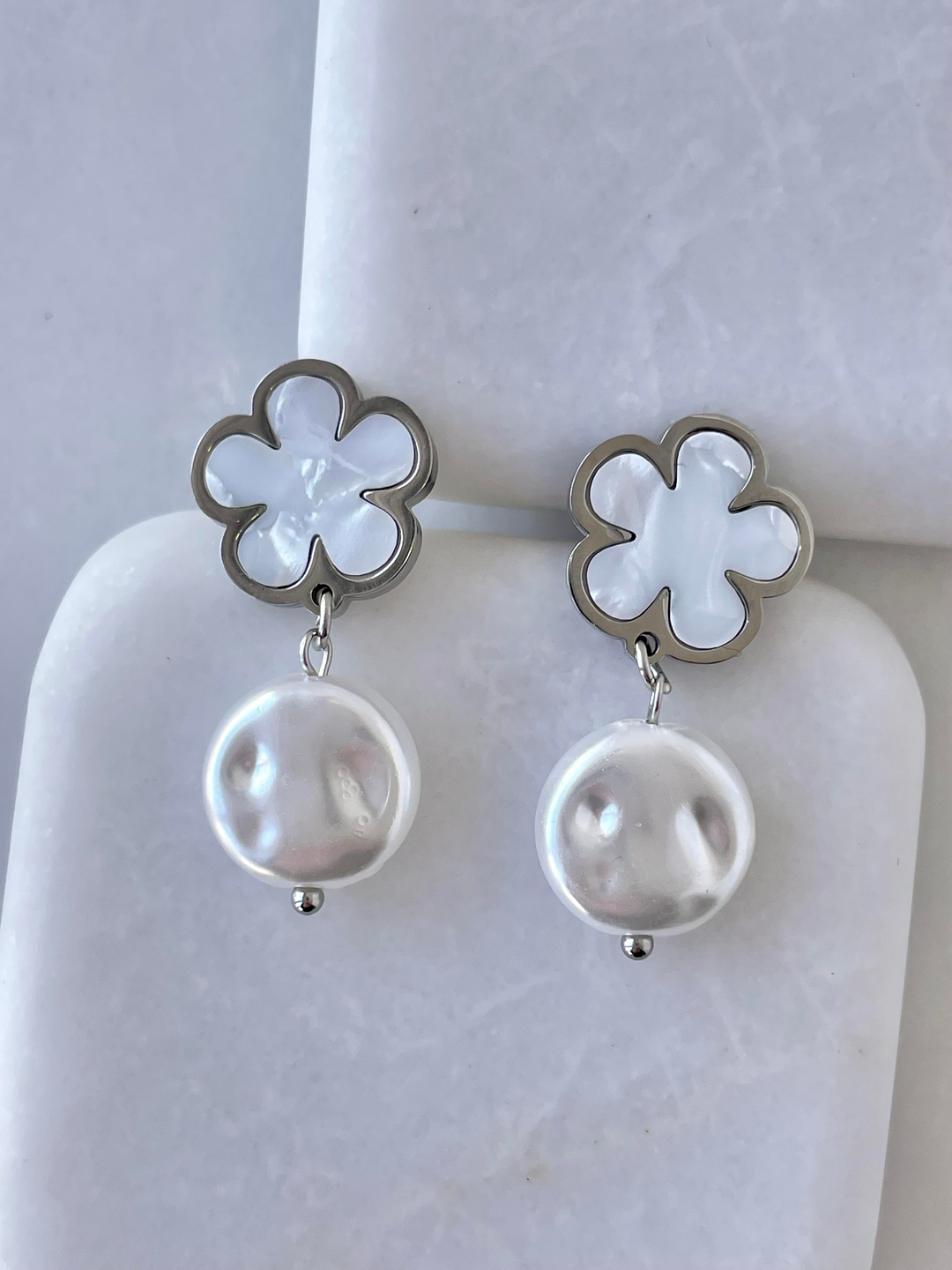 Çelik İnci Sallantılı Sedefli Çiçek Küpe Gümüş