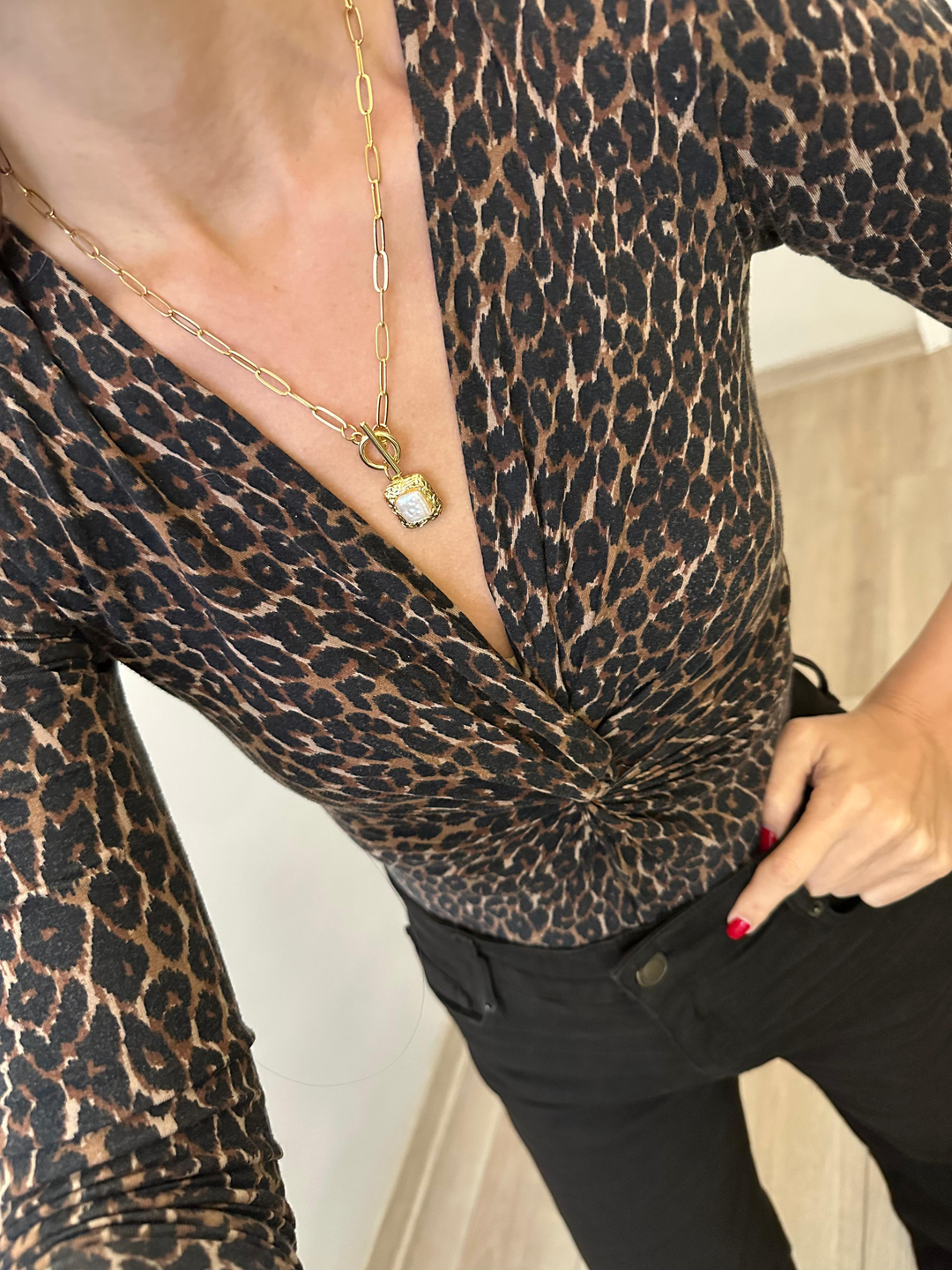 Altın Kaplama Desenli İnci Önden Kilit Kolye Gold