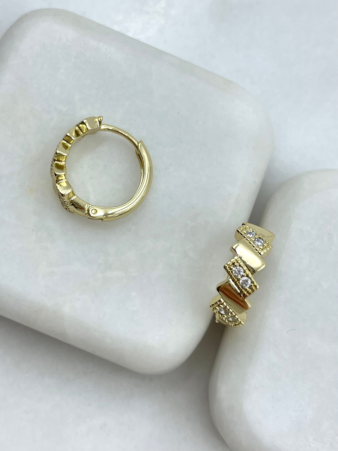 Özel Seri Gömme Taşlı Asimetrik Model Halka Küpe Gold