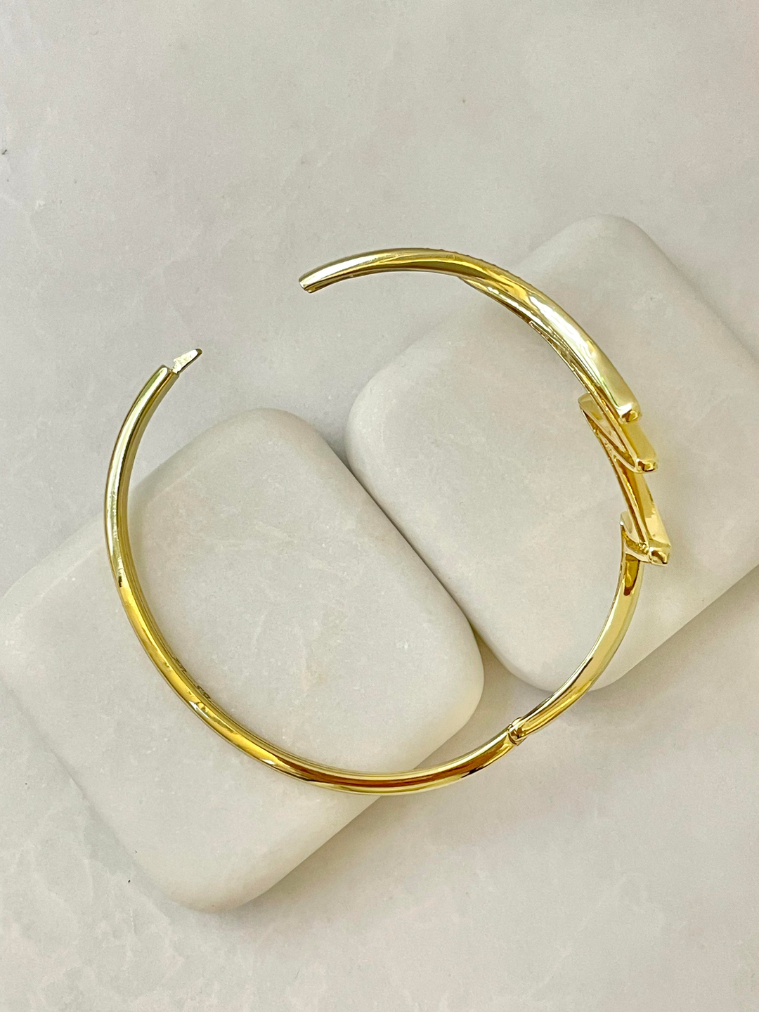 Özel Seri Zirkon Taşlı Asimetrik Kelepçe Gold