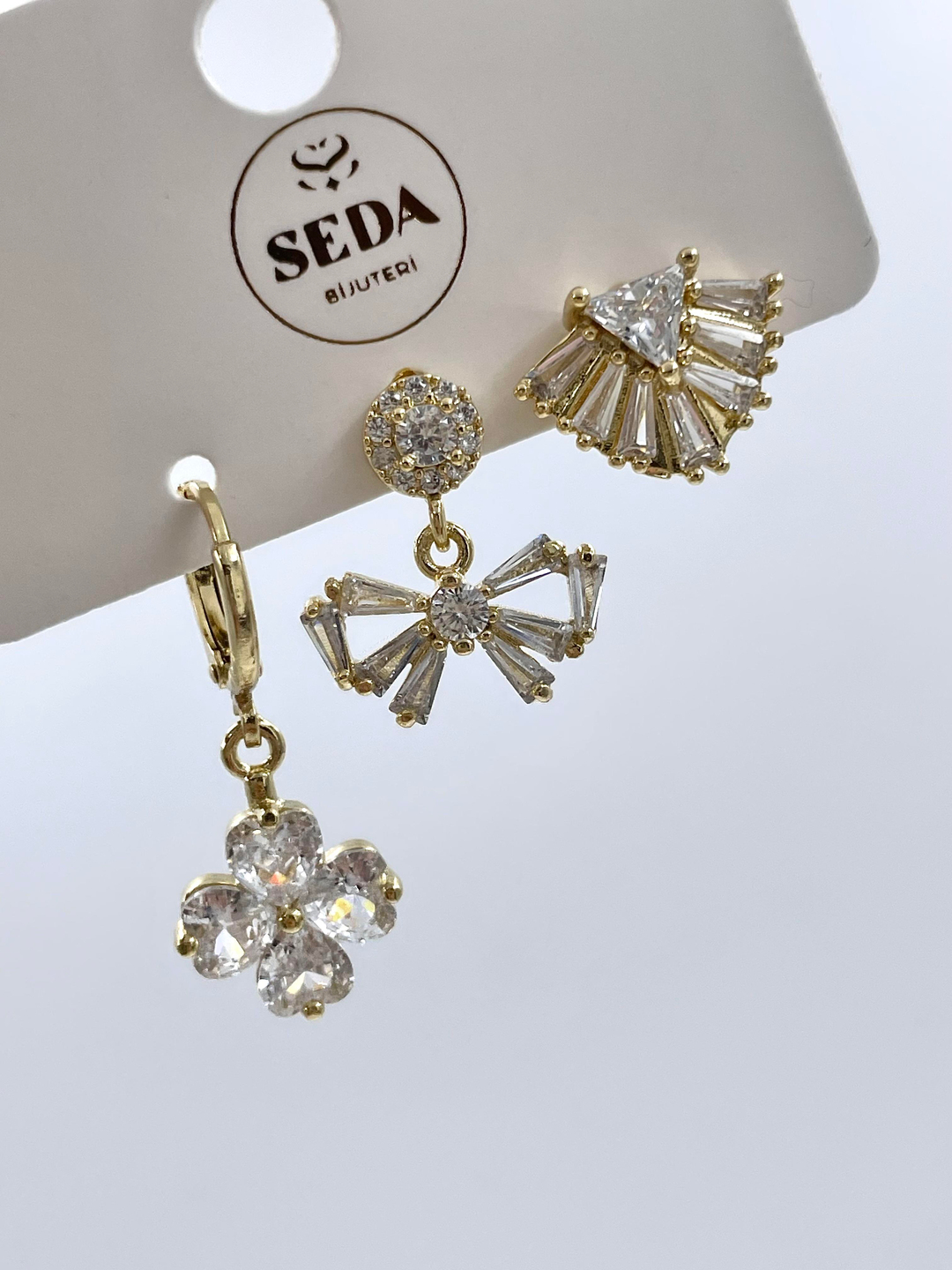 Altın Kaplama Üçlü Kristal Taşlı Çiçek ve Kurdele Set Küpe Gold