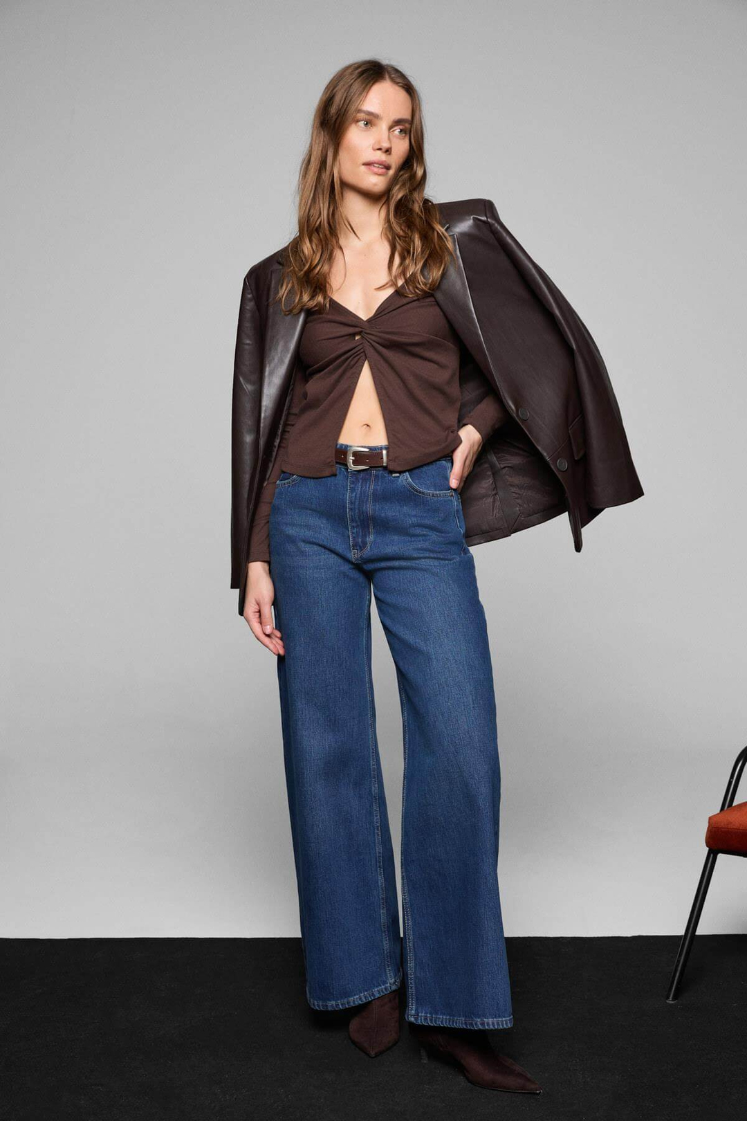 ANUVIEA Kadın Asimetrik Yakalı Önü Açık Esnek Kumaşlı Uzun Kollu Koyu Kahverengi Bluz