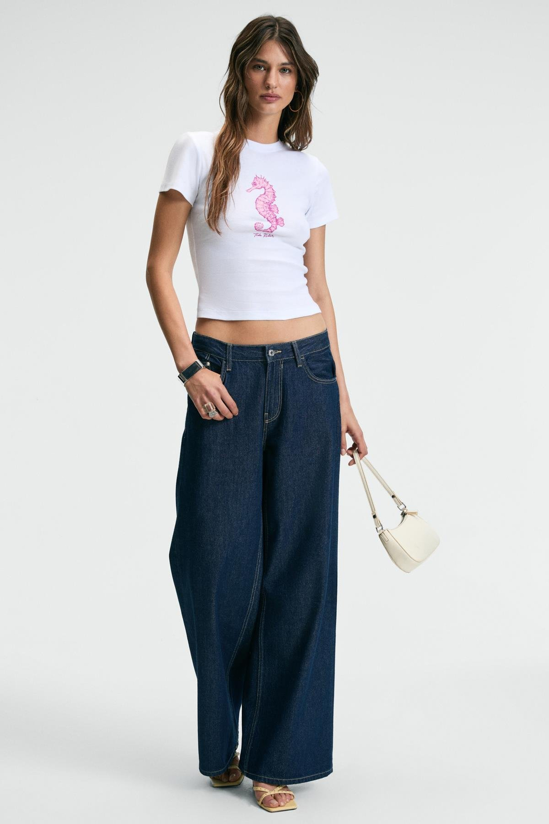 ATHEA Kadın Bisiklet Yaka Kısa Kollu Önü Baskılı Slim Beyaz - Pembe baskılı T-Shirt