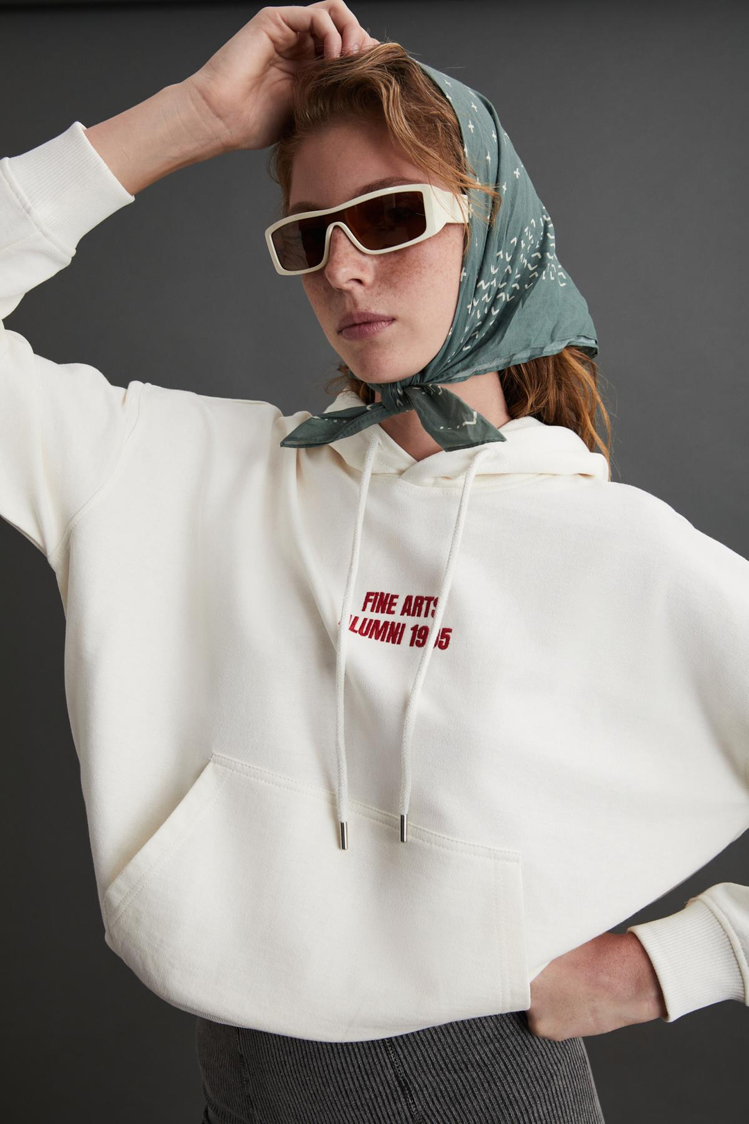 DAYELIN Kadın Nakış Detaylı Organik Pamuk Regular Kapüşonlu Kanguru Cepli Ekru Sweatshirt