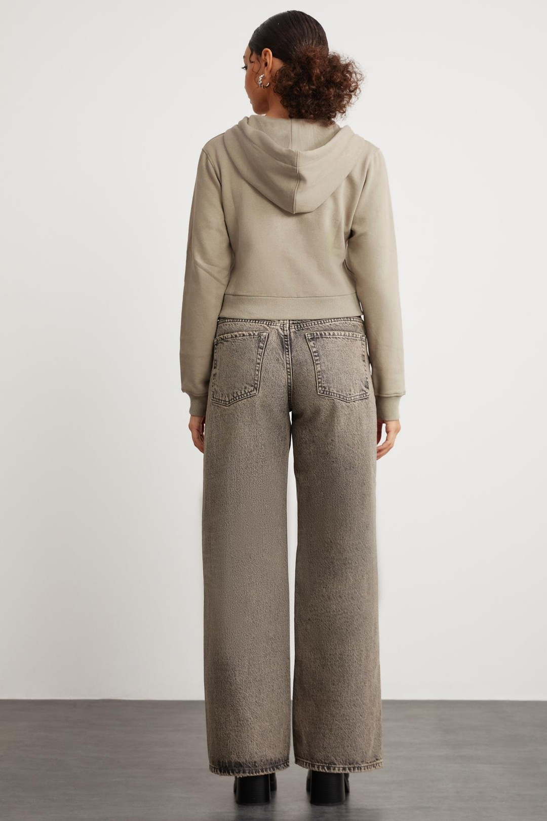 Delıa Kadın Crop İçi Polarlı Fermuarlı Organik Pamuklu Kapüsonlu Kordonlu Bej Sweatshirt