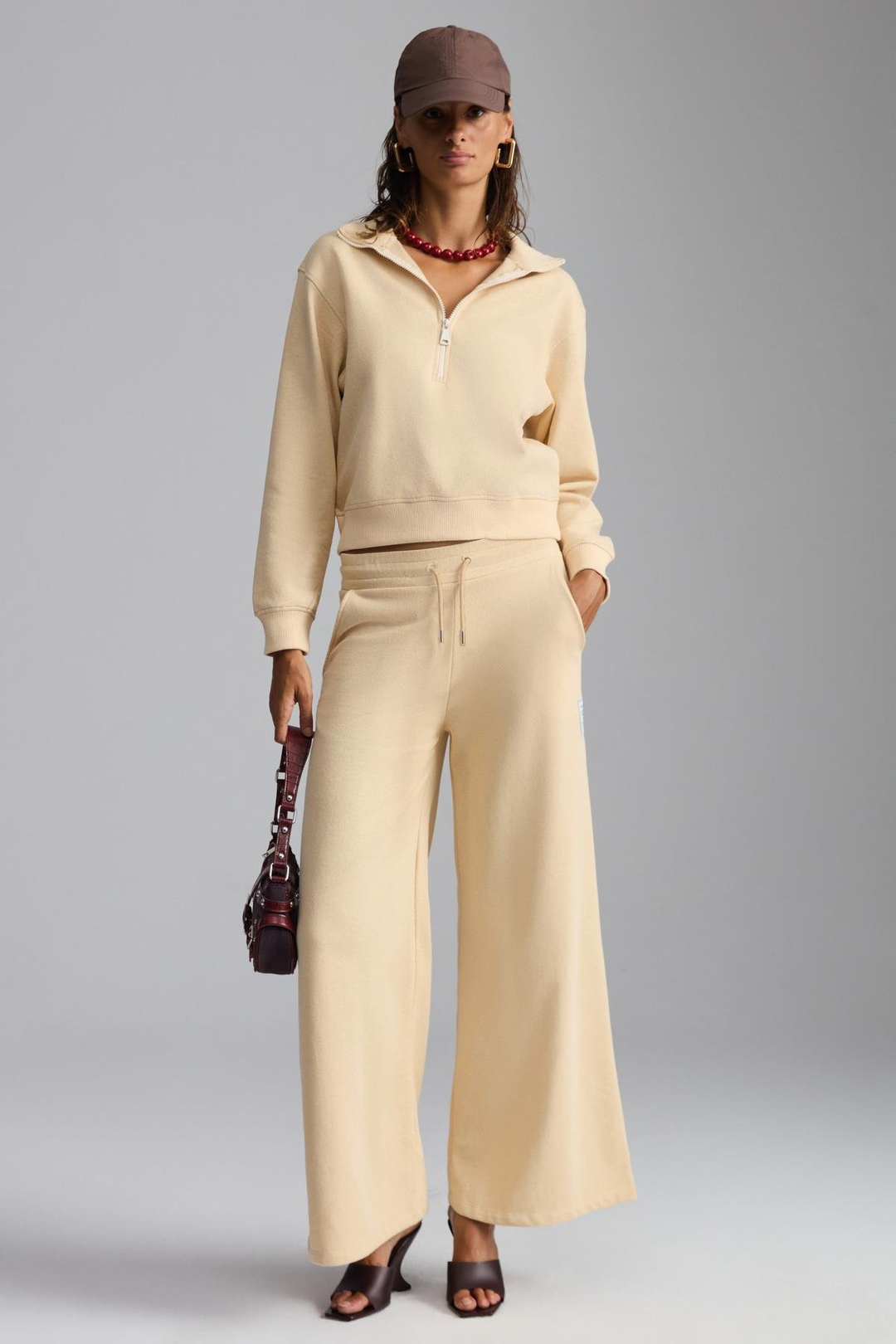 LAURY Kadın %100 Organik Pamuklu Yumuşacık Geniş Paça Regular Etiket Detaylı Krem Eşofman Altı