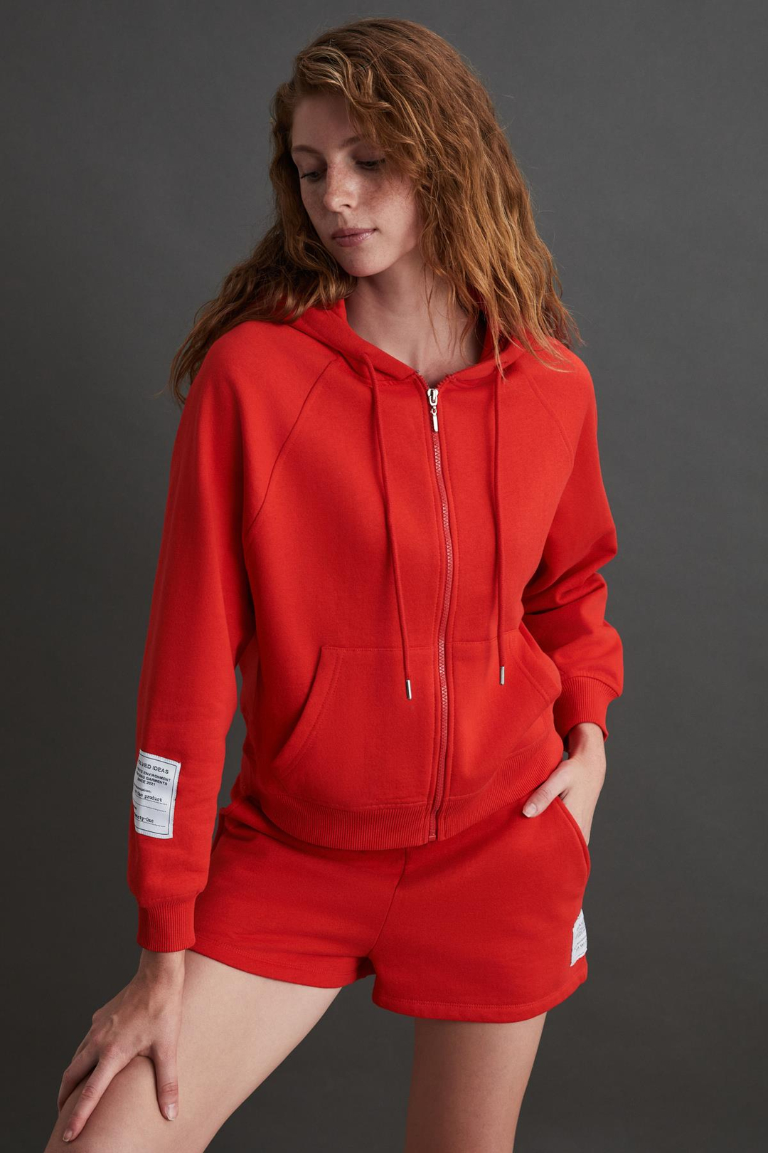 LYKA Kadın Organik Pamuk 3 İplik İçi Şardonlu Süs Etiketi Detaylı Regular Kırmızı Hoodie