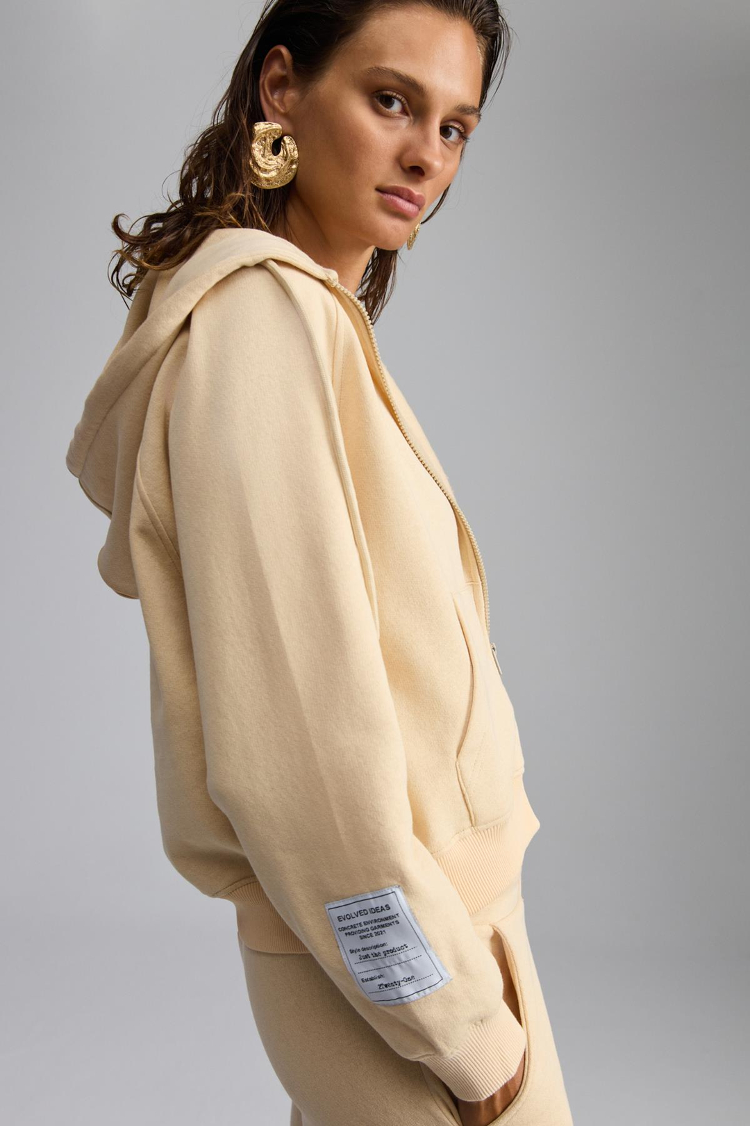 LYKA Kadın Organik Pamuk 3 İplik İçi Şardonlu Süs Etiketi Detaylı Regular Krem Hoodie