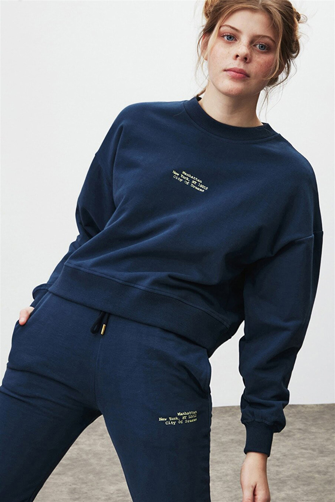 MILEY Kadın Lacivert Nakışlı-İşlemeli Yuvarlak Yaka Comfort Fit Sweatshirt