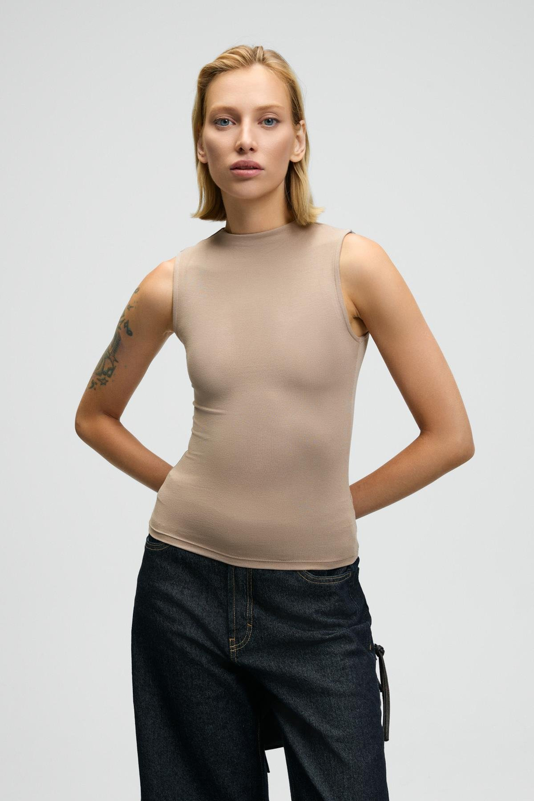 MIRUVA Kadın Halter Yaka Esnek Kumaşlı Sıfır Kollu Vizon Bluz