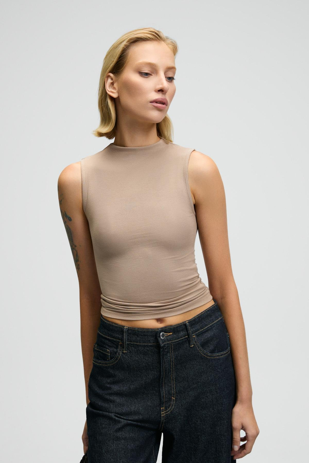 MIRUVA Kadın Halter Yaka Esnek Kumaşlı Sıfır Kollu Vizon Bluz