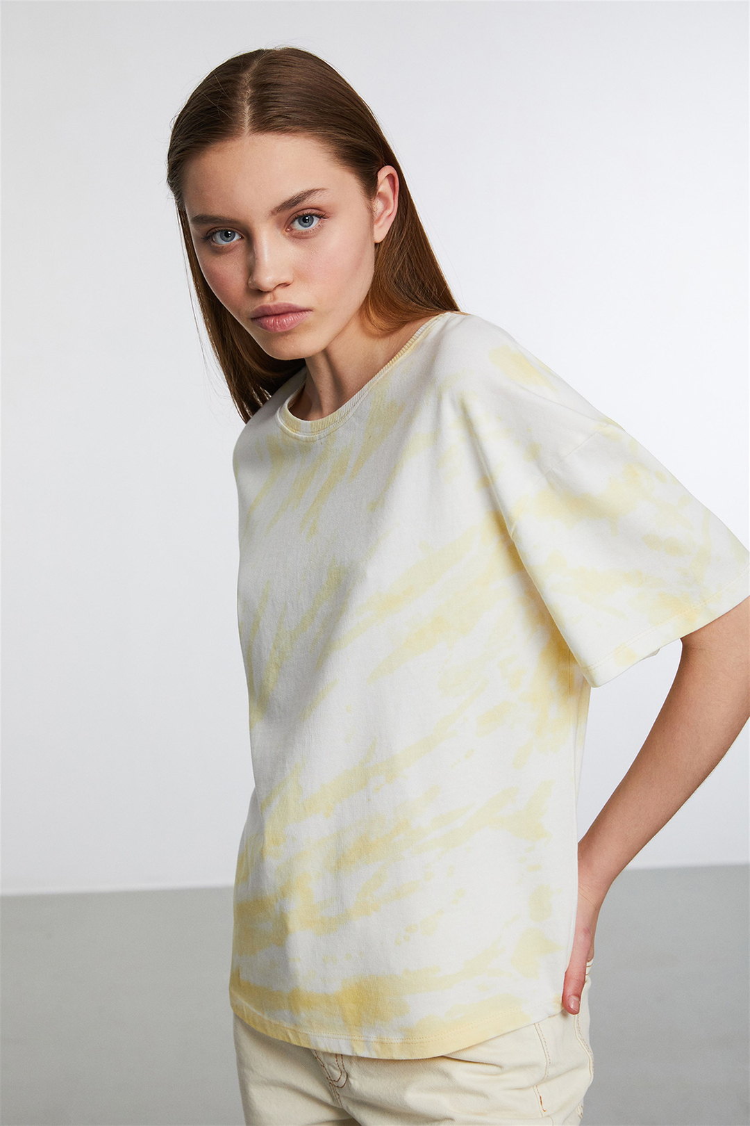 Nıgerıa Kadın Sarı Batik Yuvarlak Yaka Comfort Fit T-Shirt