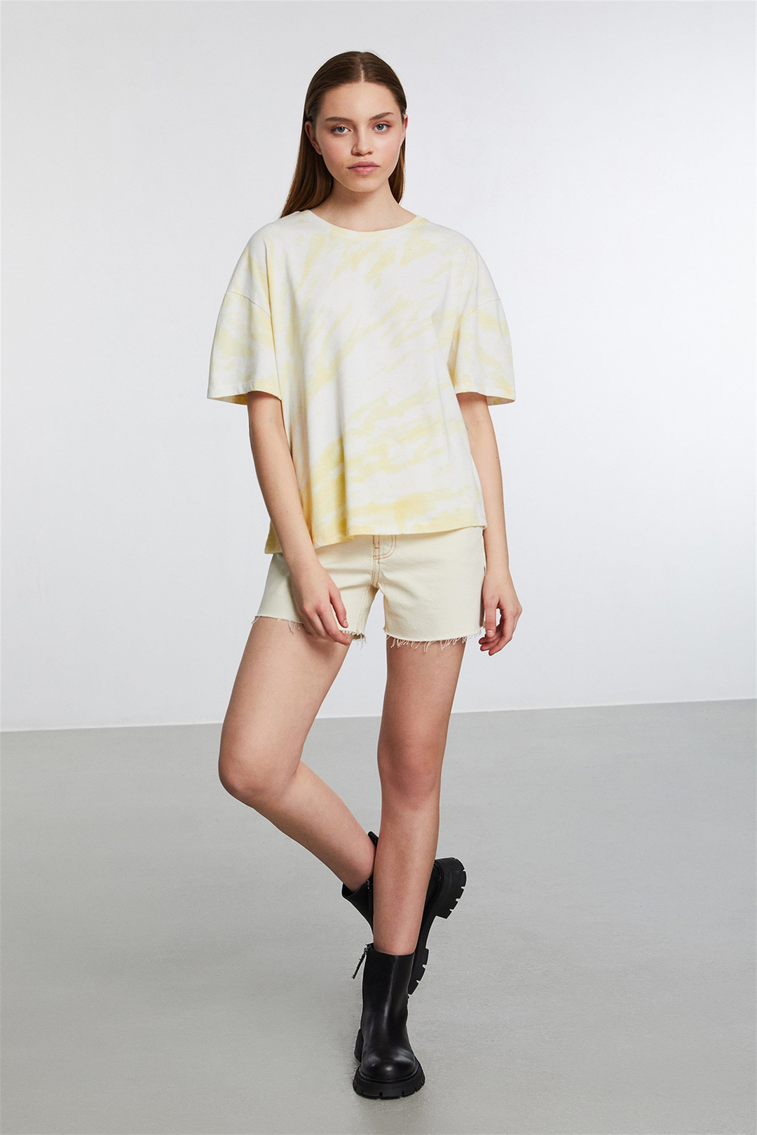 Nıgerıa Kadın Sarı Batik Yuvarlak Yaka Comfort Fit T-Shirt